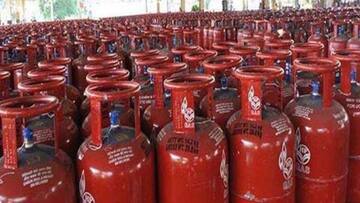 लॉकडाउन के बीच आम आदमी को मिली राहत, 62 रुपये सस्ता हुआ घरेलू रसोई गैस सिलेंडर
