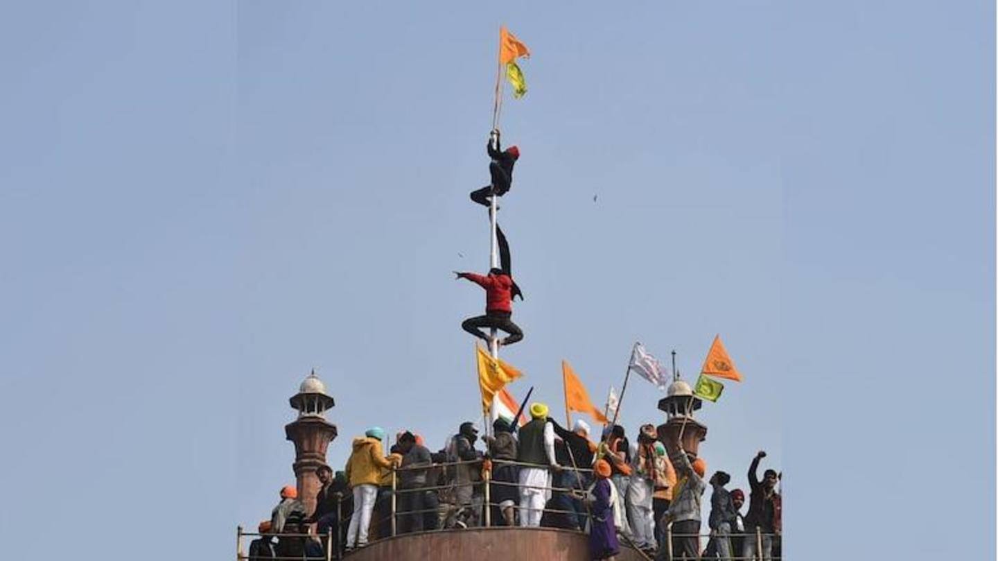 दिल्ली पुलिस ने लाल किले पर झंडा फहराने वाले युवक की गिरफ्तारी के लिए दी दबिश