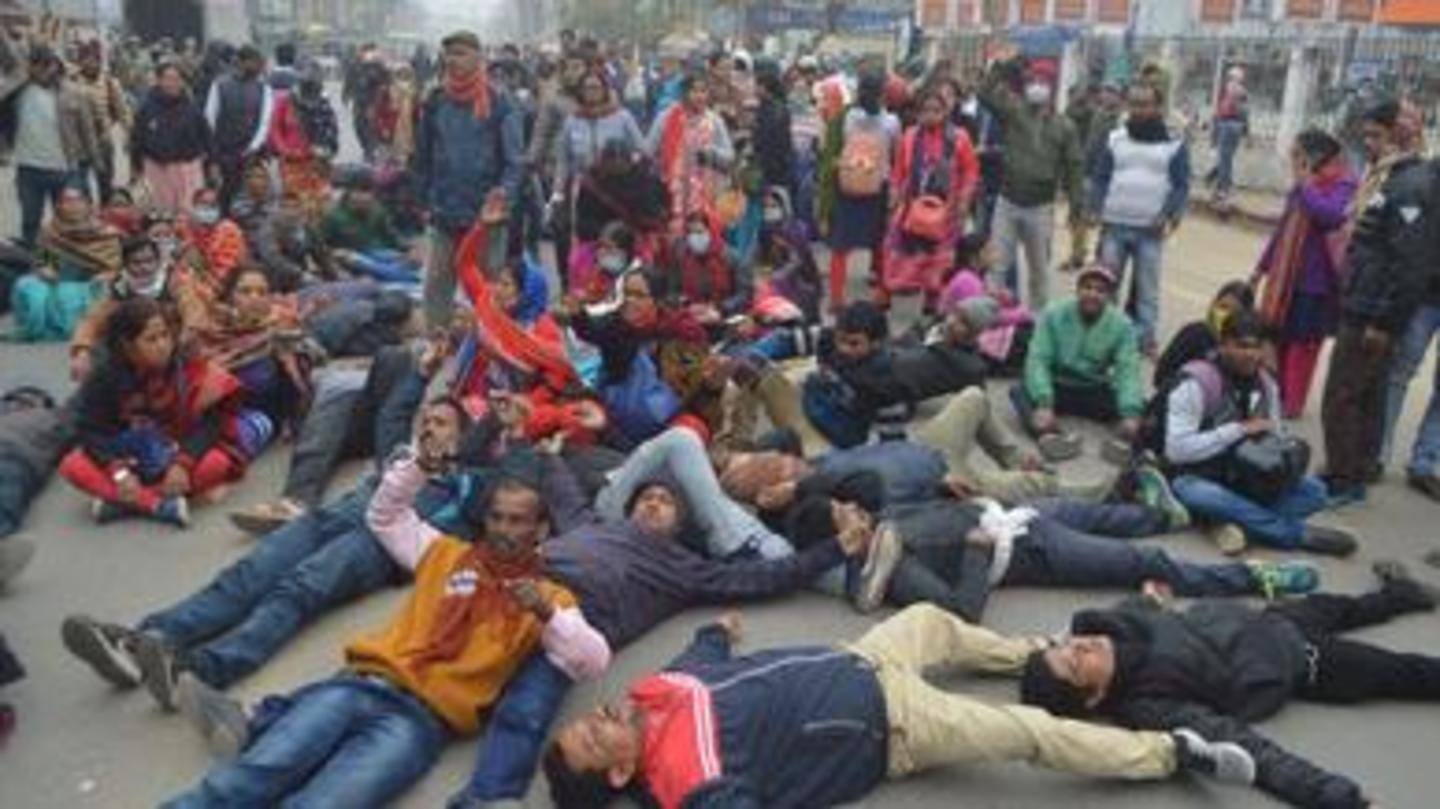 बुधवार सुबह सड़क पर सो गए शिक्षक बुधवार सुबह सड़क पर सो गए शिक्षक