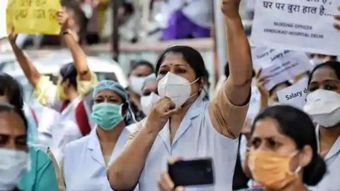 दिल्ली: जून के बाद से नहीं मिल रहा वेतन, भूख हड़ताल पर बैठे डॉक्टर जंतर-मंतर पहुंचे