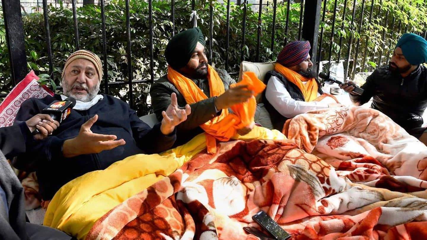किसानों के समर्थन में जंतर-मंतर पर सड़क किनारे सो रहे पंजाब कांग्रेस के चार नेता