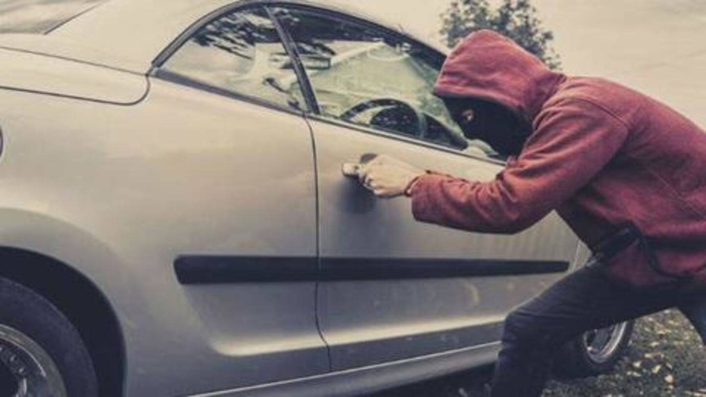 पेशाब करने के लिए रुके व्यक्ति की सड़क किनारे खड़ी BMW कार को ले उड़े चोर