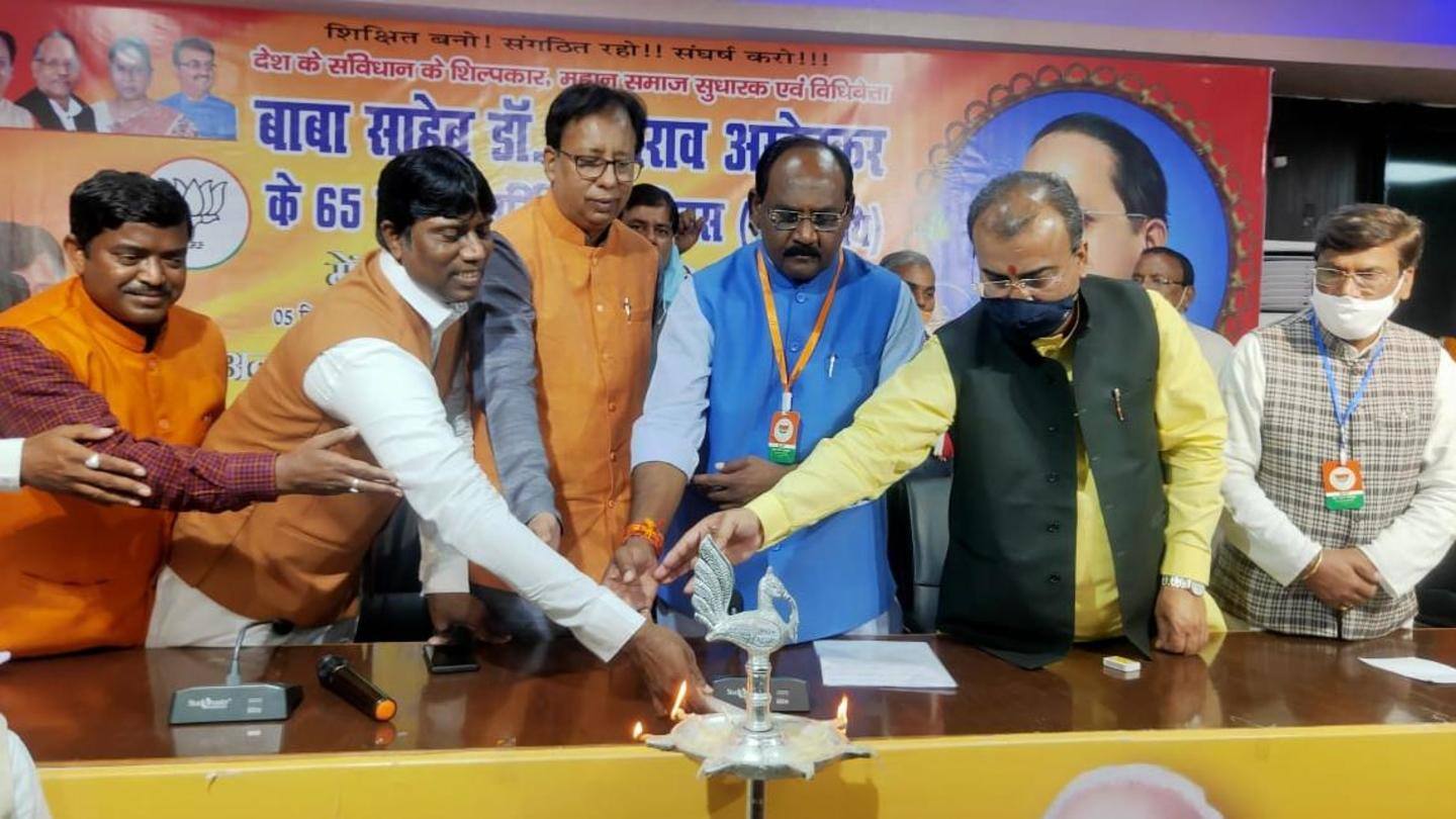भाजपा पदाधिकारी खुद उड़ा रहे महामारी के नियमों की धज्जियां भाजपा पदाधिकारी खुद उड़ा रहे महामारी के नियमों की धज्जियां