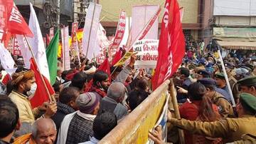 बिहार: कृषि कानूनों को निरस्त कराने की मांग को लेकर राजभवन की ओर उमड़े हजारों किसान