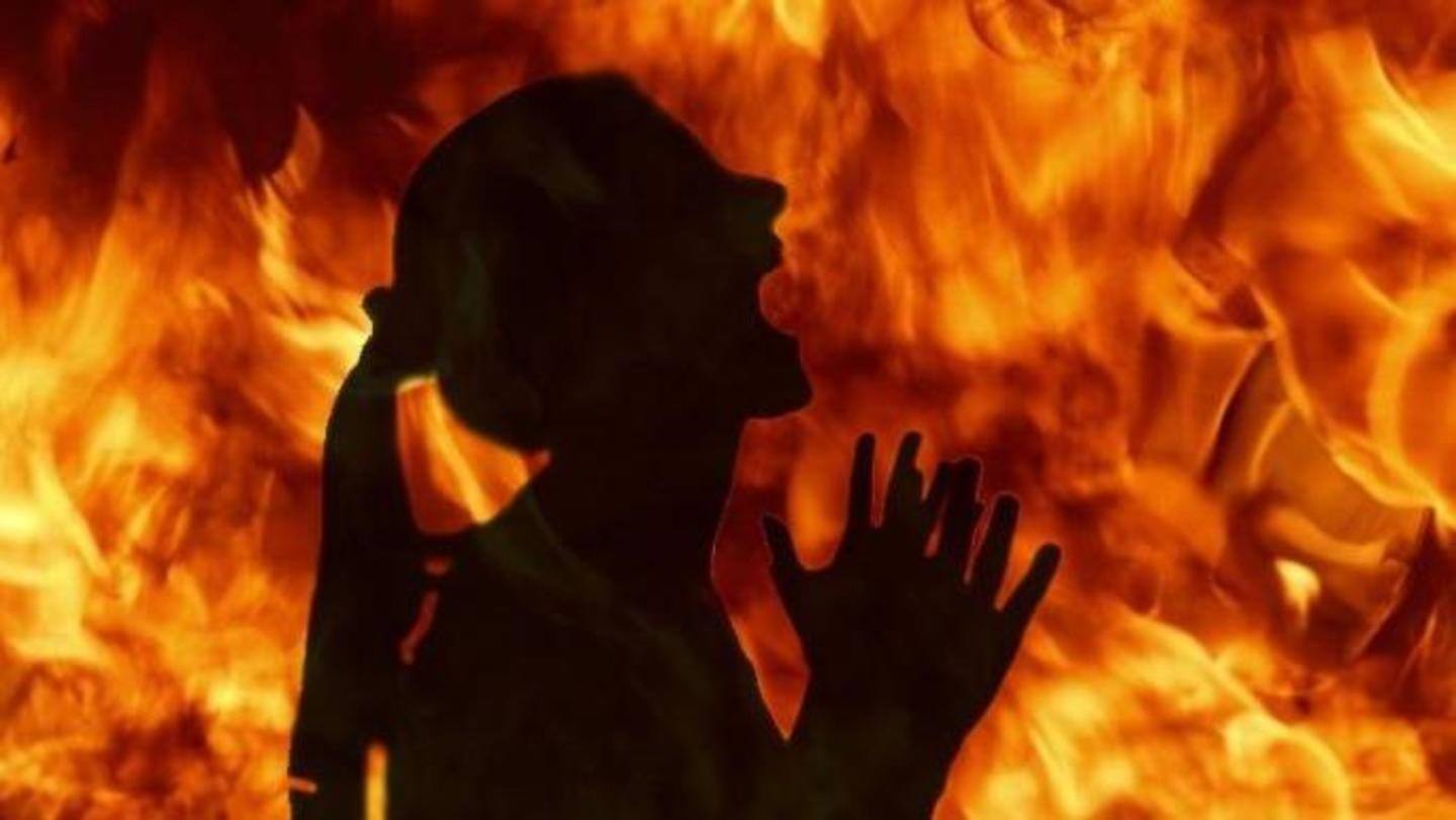 उत्तर प्रदेश विधानसभा के सामने महिला ने खुद को लगाई आग, हालत गंभीर