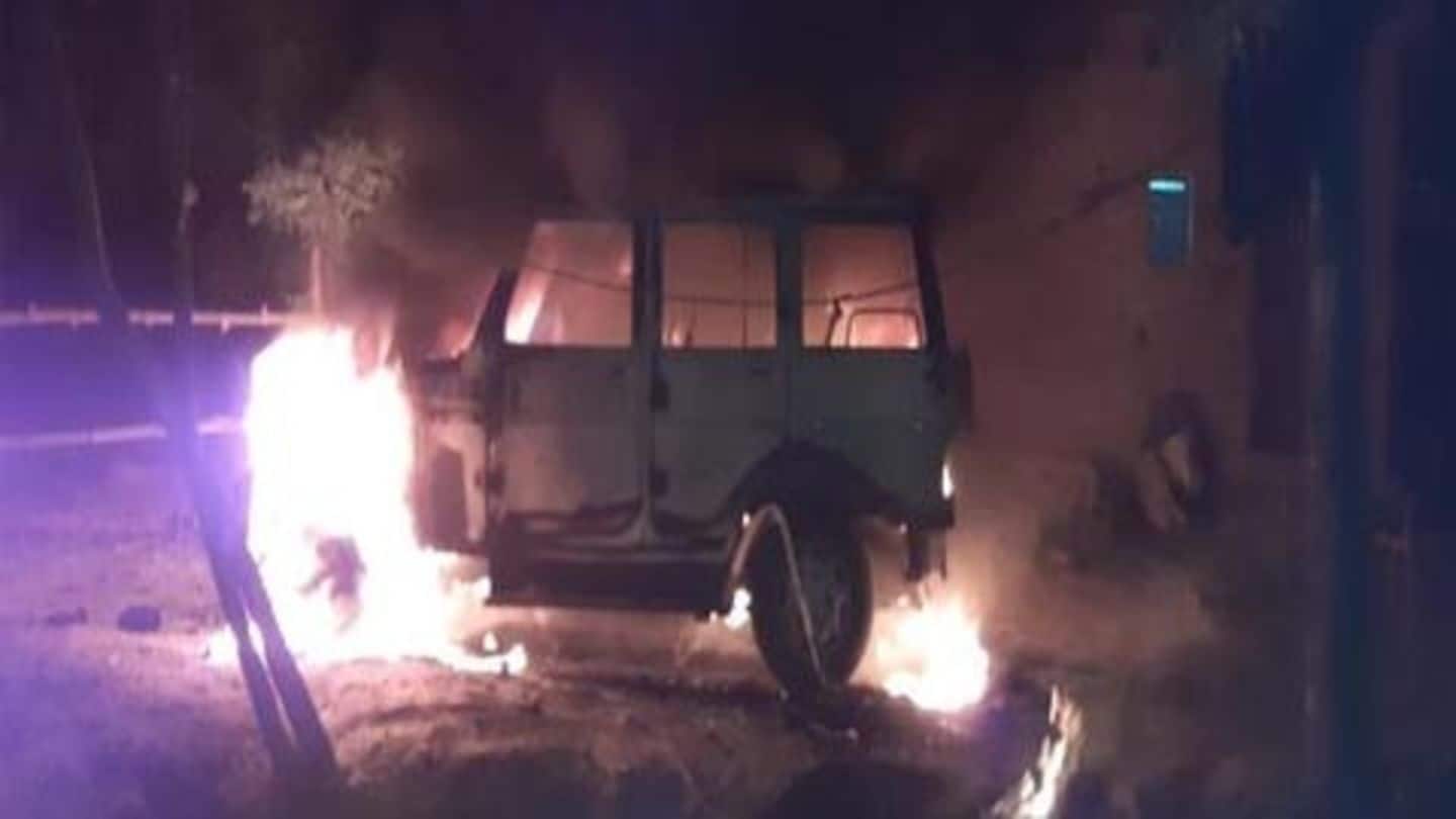 उत्तर प्रदेश: युवक को पेड़ से बांधकर जिंदा जलाया, गुस्साई भीड़ ने फूंके पुलिस वाहन