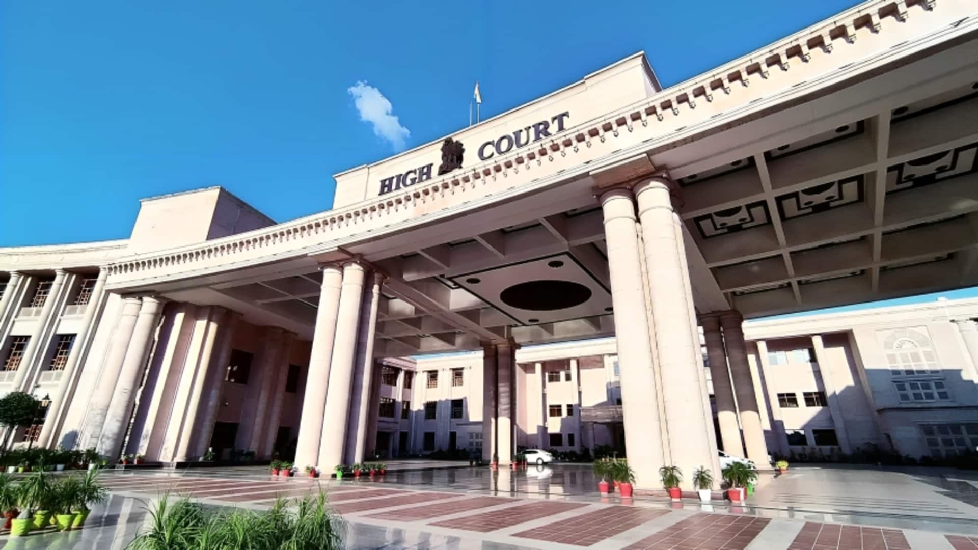 इलाहाबाद हाई कोर्ट में खुले बटन वाली कमीज पहनकर पहुंचे वकील, 6 महीने की जेल हुई