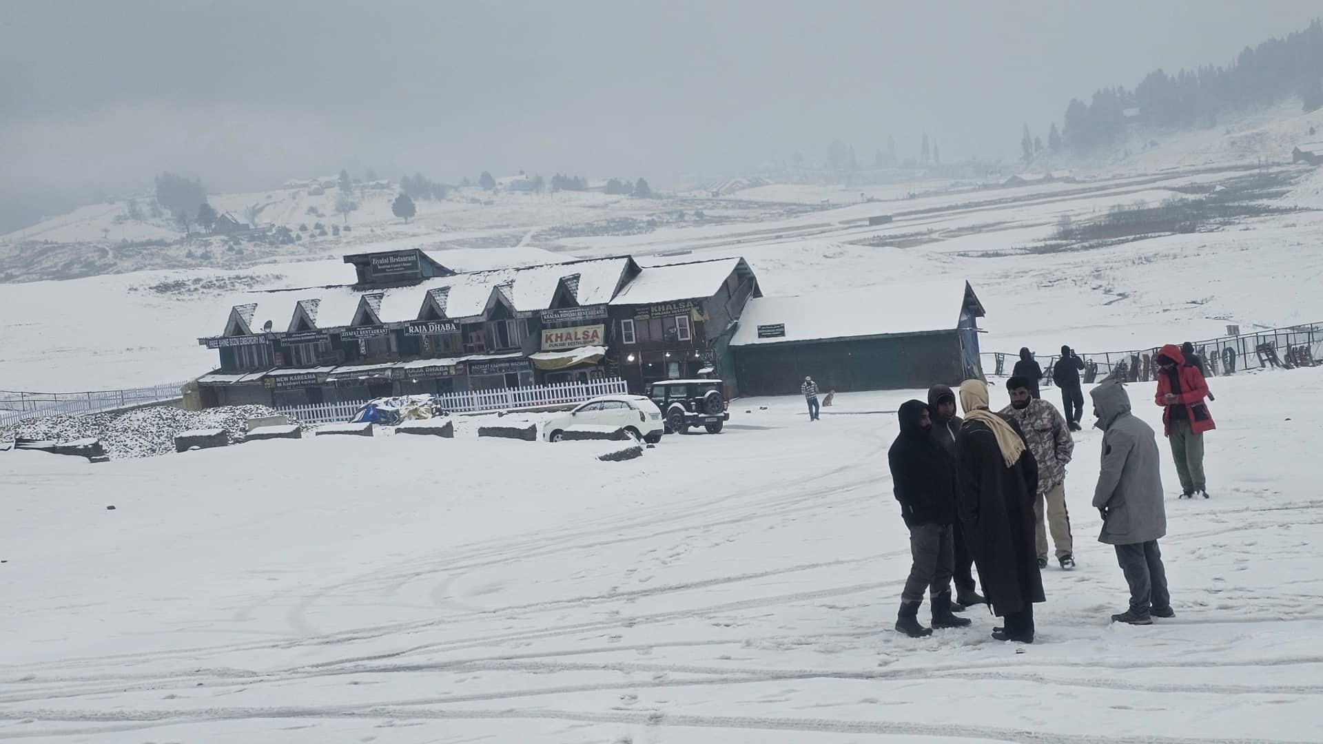 पहाड़ों की बर्फबारी से शीतलहर के आगोश में उत्तर भारत, कई शहरों में छाया कोहरा 