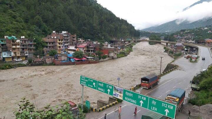 उत्तर भारत के तीन राज्यों में बाढ़ और भूस्खलन से 18 की मौत, कई लापता