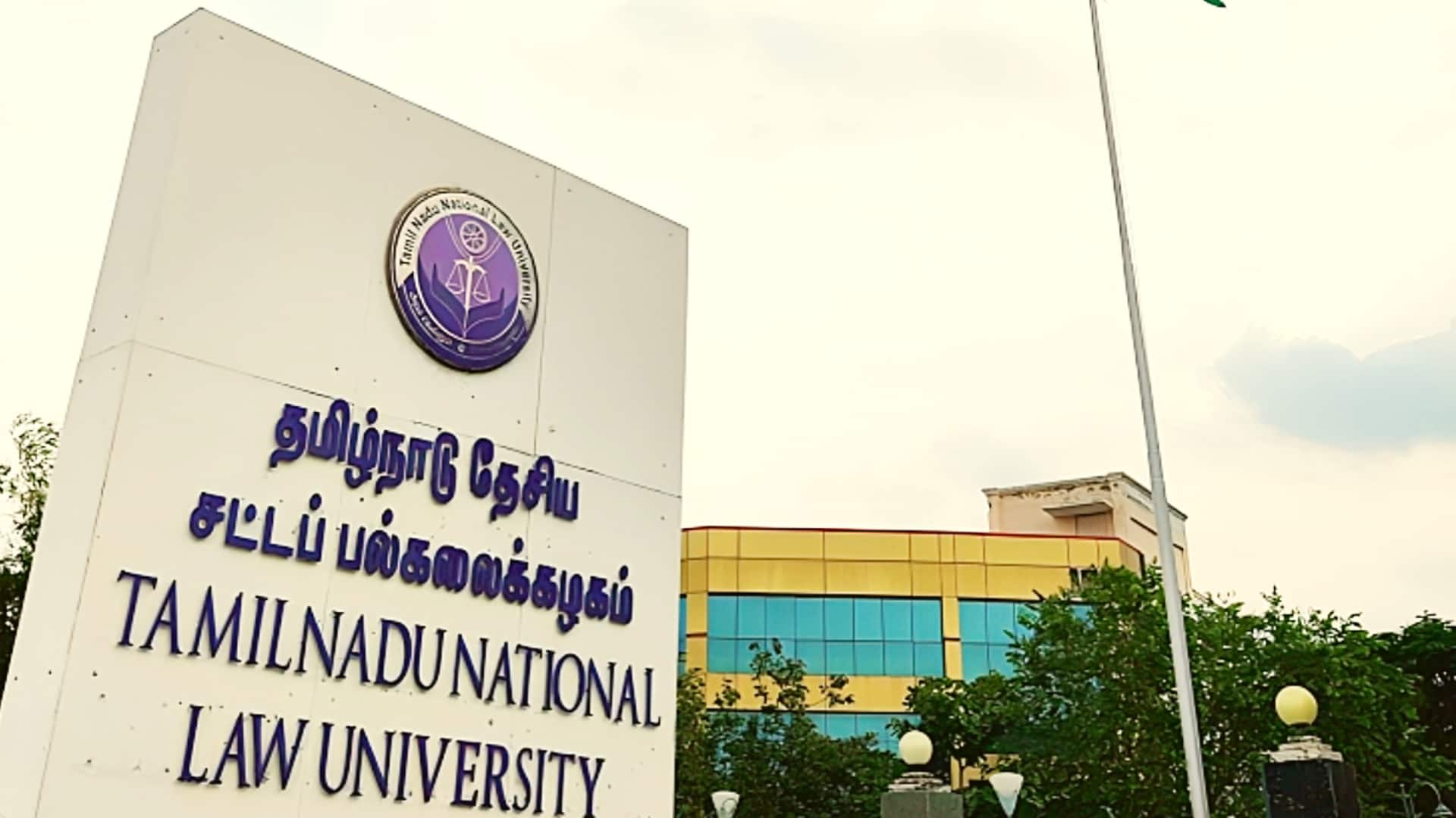 तमिलनाडु: नेशनल लॉ यूनिवर्सिटी के 2 छात्रों ने सहपाठी को जूस में मिलाकर पेशाब पिलाया, निलंबित