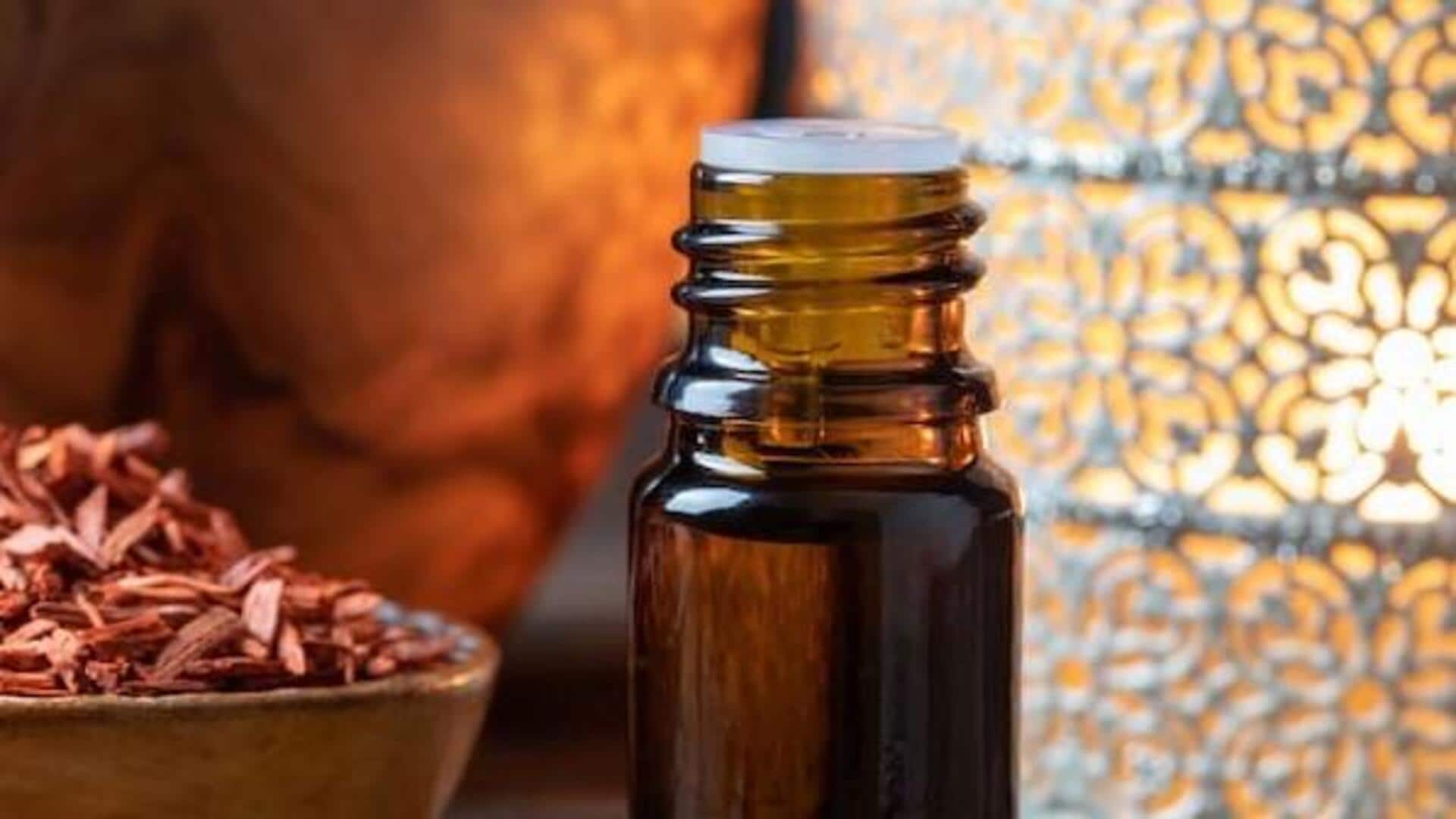 त्वचा को प्राकृतिक चमक दे सकता है चंदन का तेल, जानिए इसके इस्तेमाल 