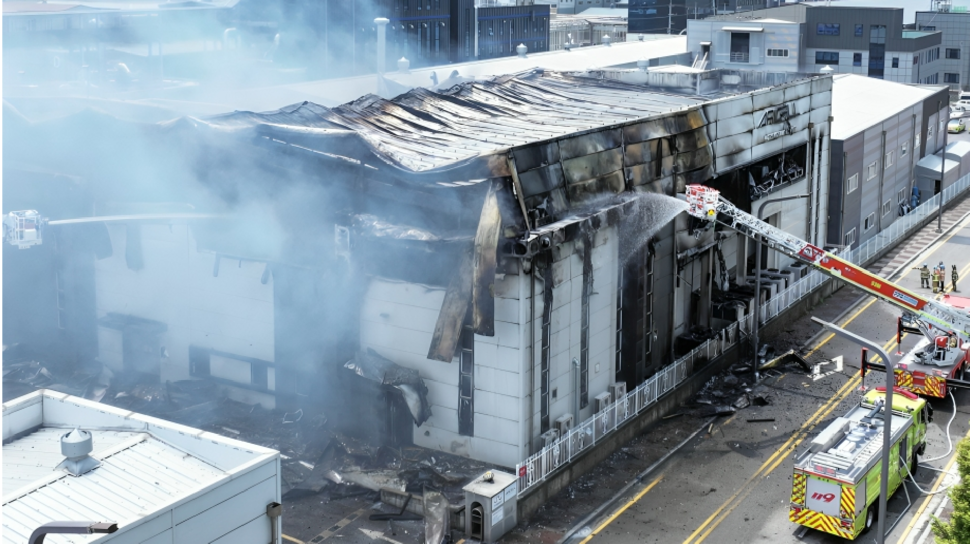 दक्षिण कोरिया: सियोल में बैटरी की फैक्ट्री में धमाके के साथ लगी आग, 20 की मौत