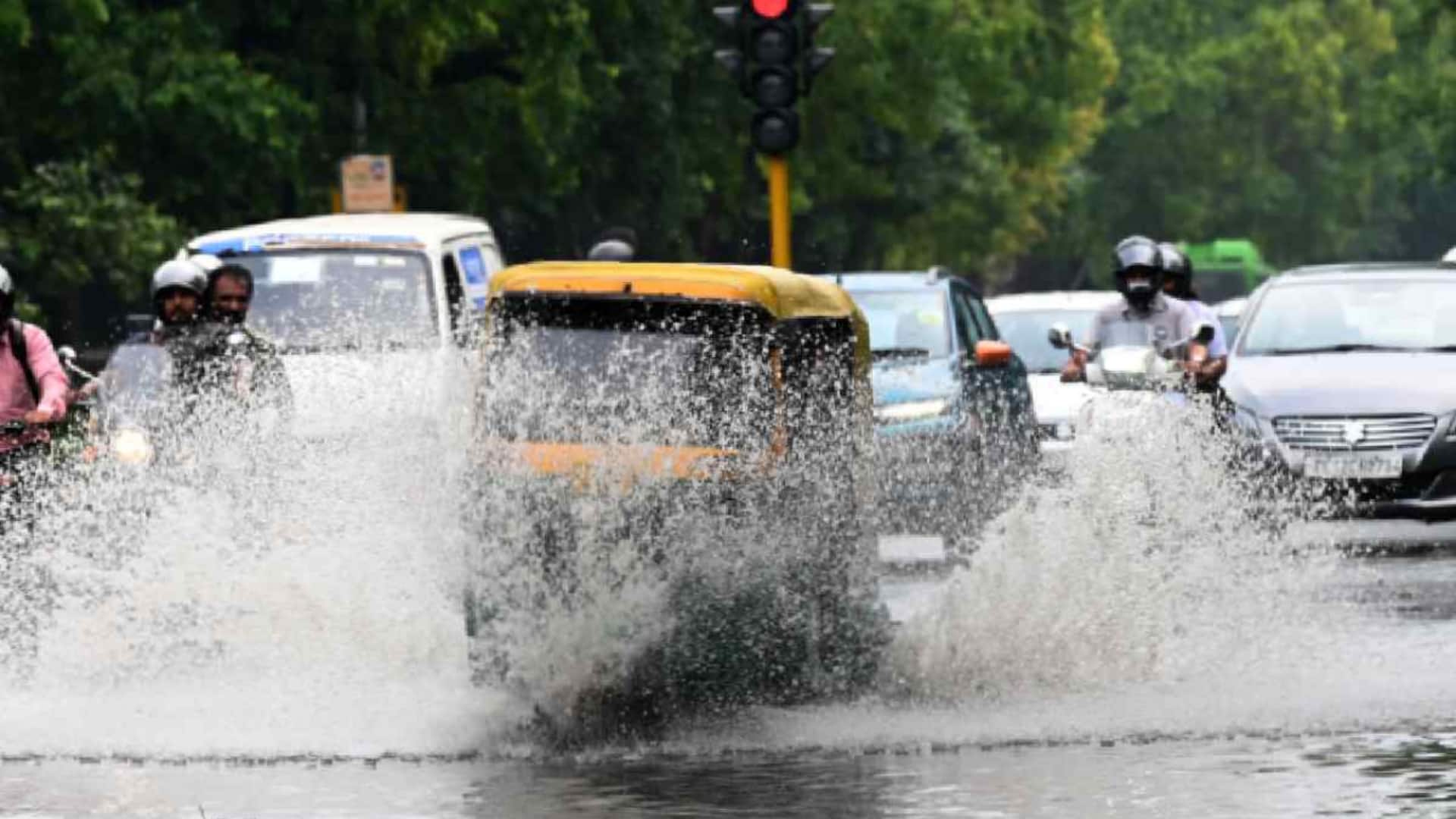 दिल्ली-NCR में भारी बारिश से सड़कें बनीं तालाब, हजारों वाहन फंसे; 3 लोगों की मौत