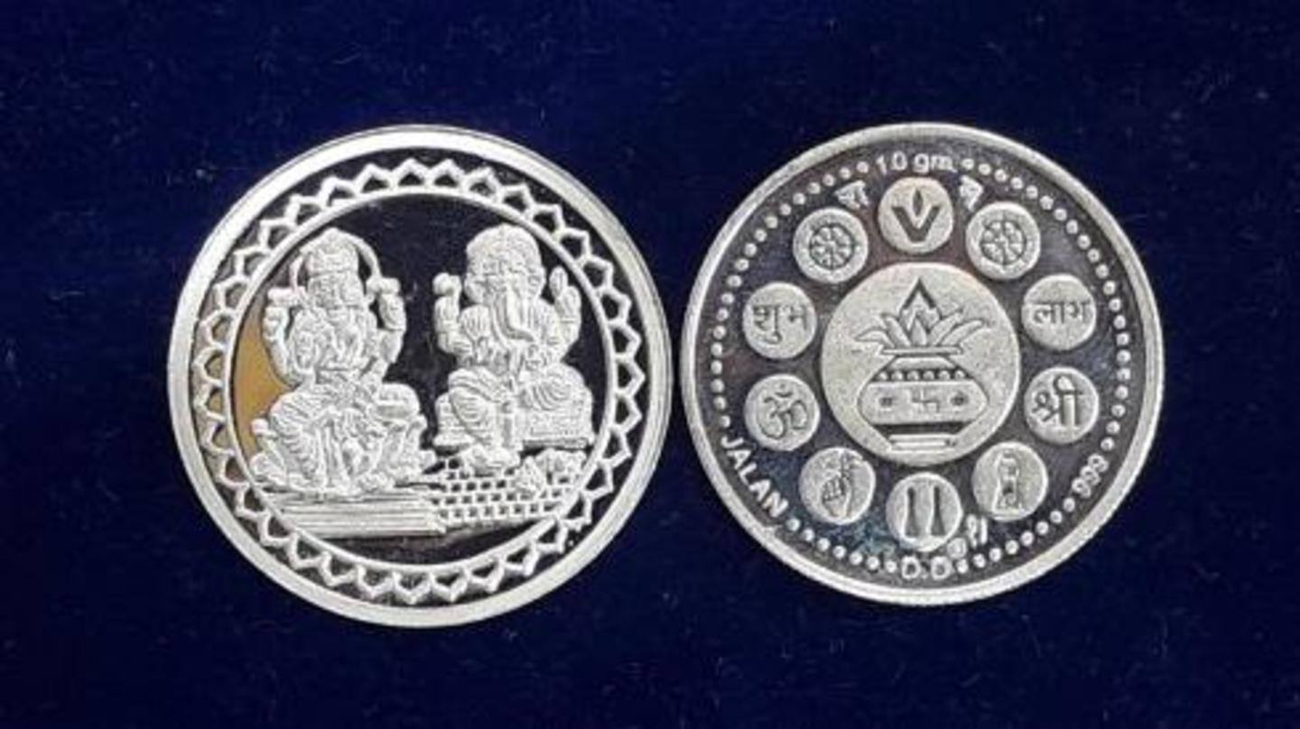 दिवाली 2021: लक्ष्मी-गणेश के चांदी के पुराने सिक्कों को साफ करने के लिए अपनाएं ये तरीके