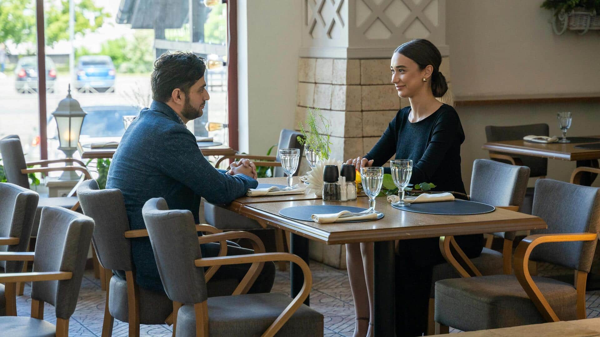 पहली डेट पर भूल से भी न करें ये 5 गलतियां, हो सकता है बुरा असर