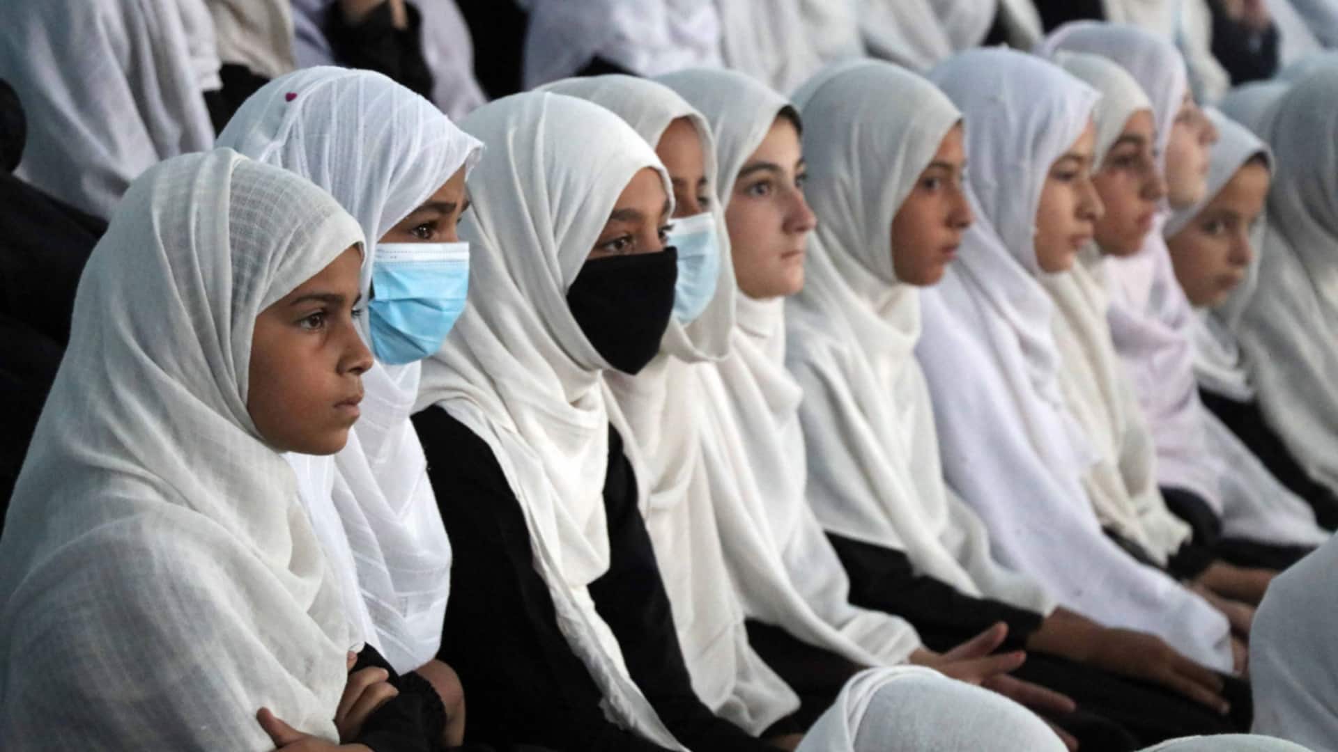 कर्नाटक: स्कूल-कॉलेज में हिजाब और जनेऊ पर रोक नहीं, सिद्धारमैया सरकार ने पलटा 2022 का फैसला