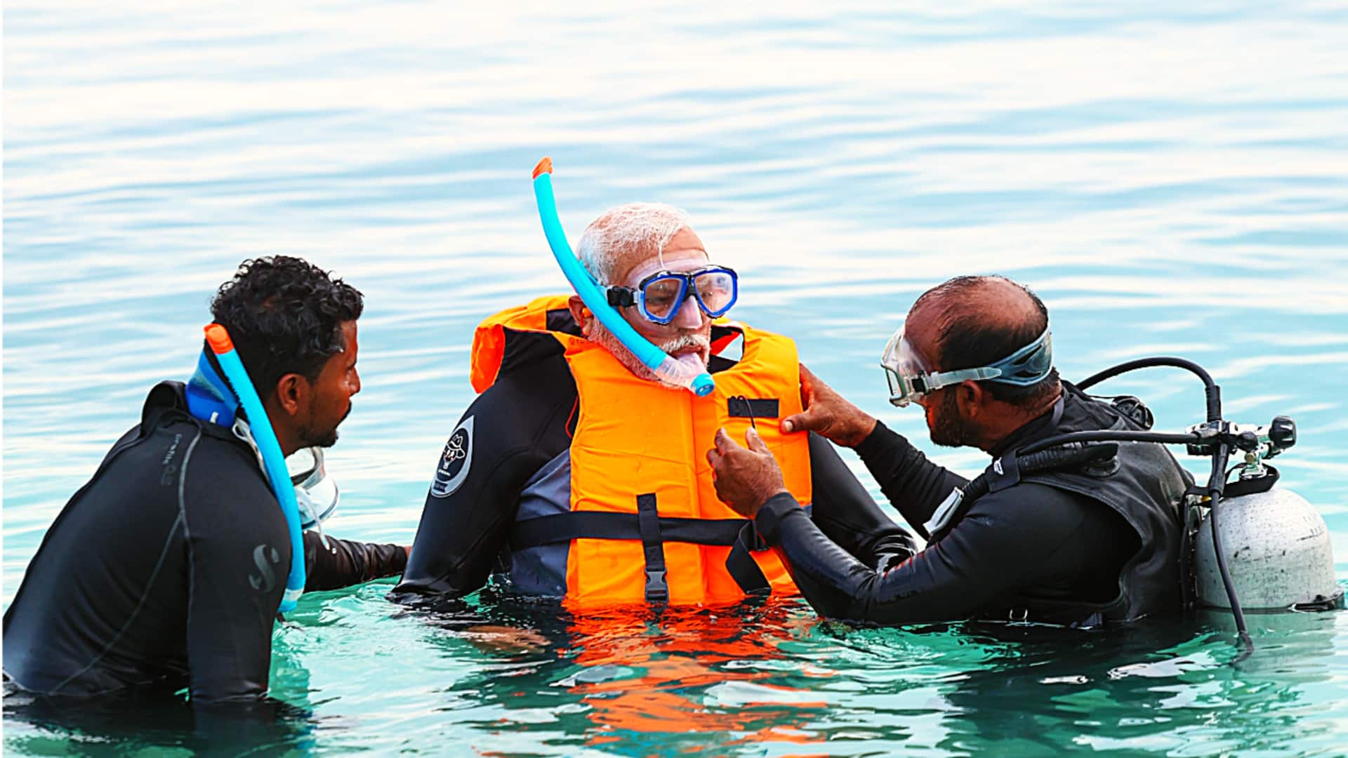  प्रधानमंत्री नरेंद्र मोदी लक्षद्वीप में एडवेंचर करते नजर आए, समुद्र में गोता लगाया