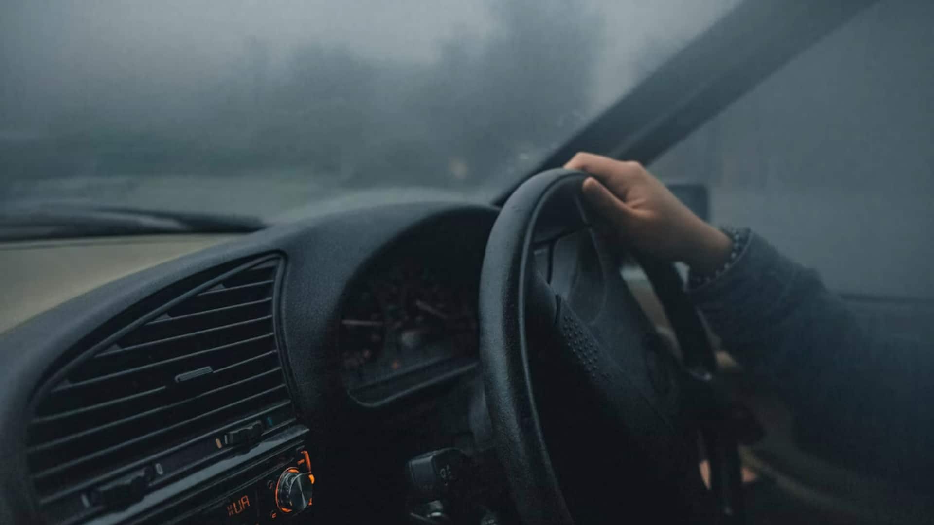 कोहरे में कार चलना हो सकता है खतरनाक, डिफॉगर बनाता है सुरक्षित 