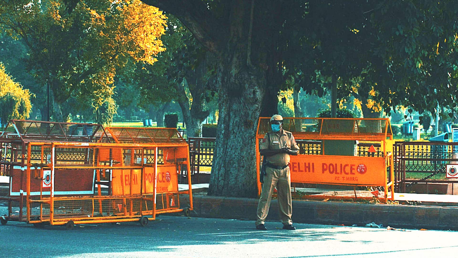 दिल्ली: ड्राइविंग लाइसेंस मांगने पर पुलिसकर्मी को बोनट पर लटकाकर 800 मीटर तक घुमाया