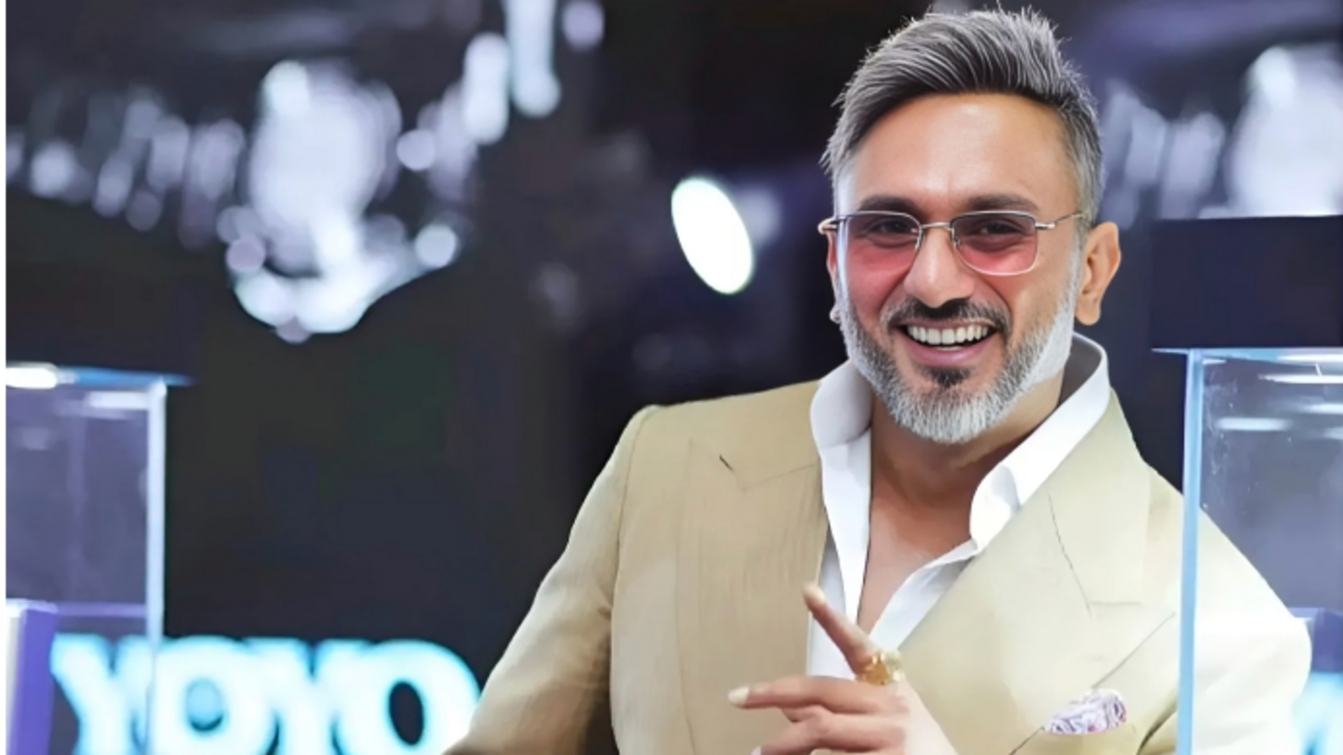 हनी सिंह के लाइव शो में गेट पर चढ़ीं महिला फैन ने दी गालियां, वीडियो वायरल