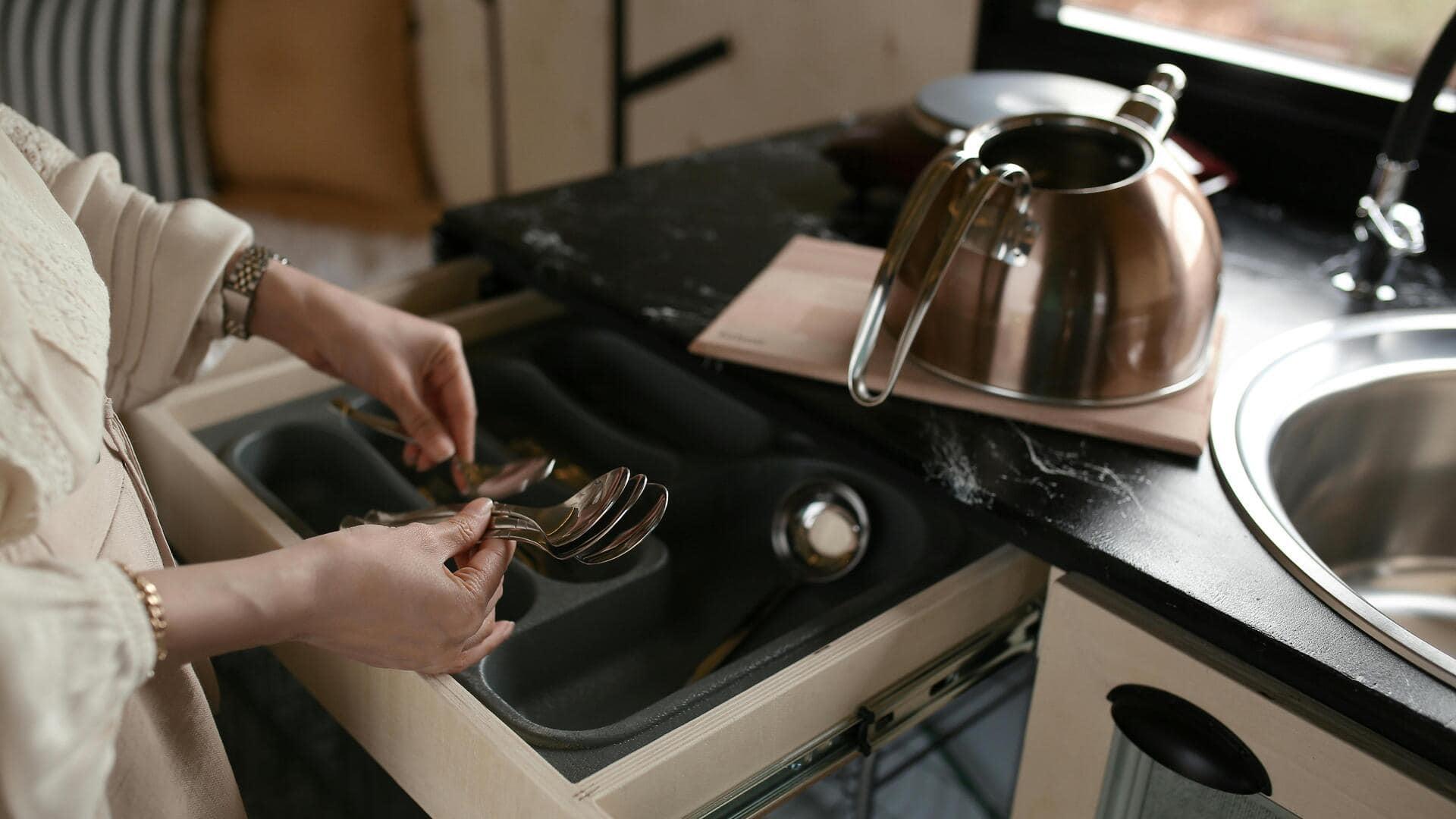 रसोई के दराज को साफ-सुथरा बनाए रखने के लिए अपनाएं ये तरीके