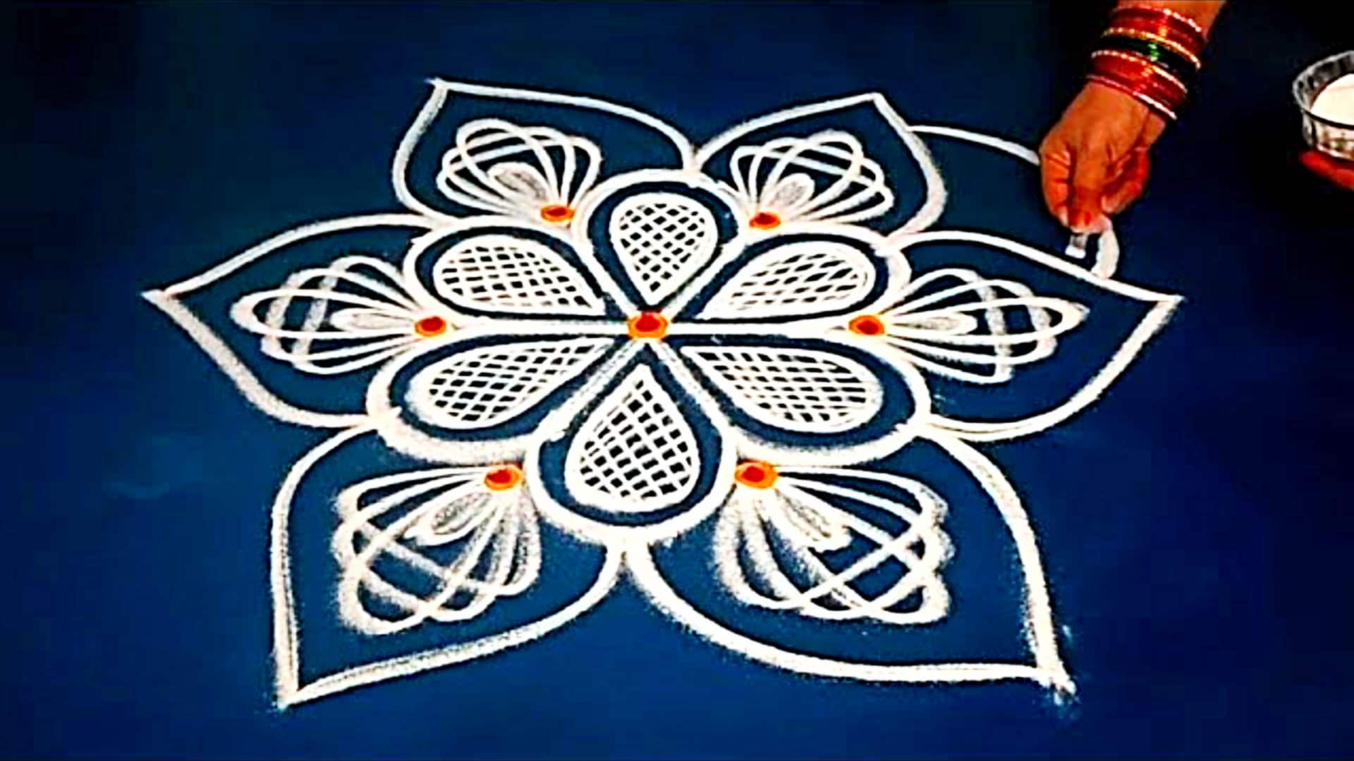 त्योहारों पर रंगोली बनाते समय न करें ये गलतियां, बिगड़ सकता है डिजाइन त्योहारों पर रंगोली बनाते समय न करें ये गलतियां, बिगड़ सकता है डिजाइन