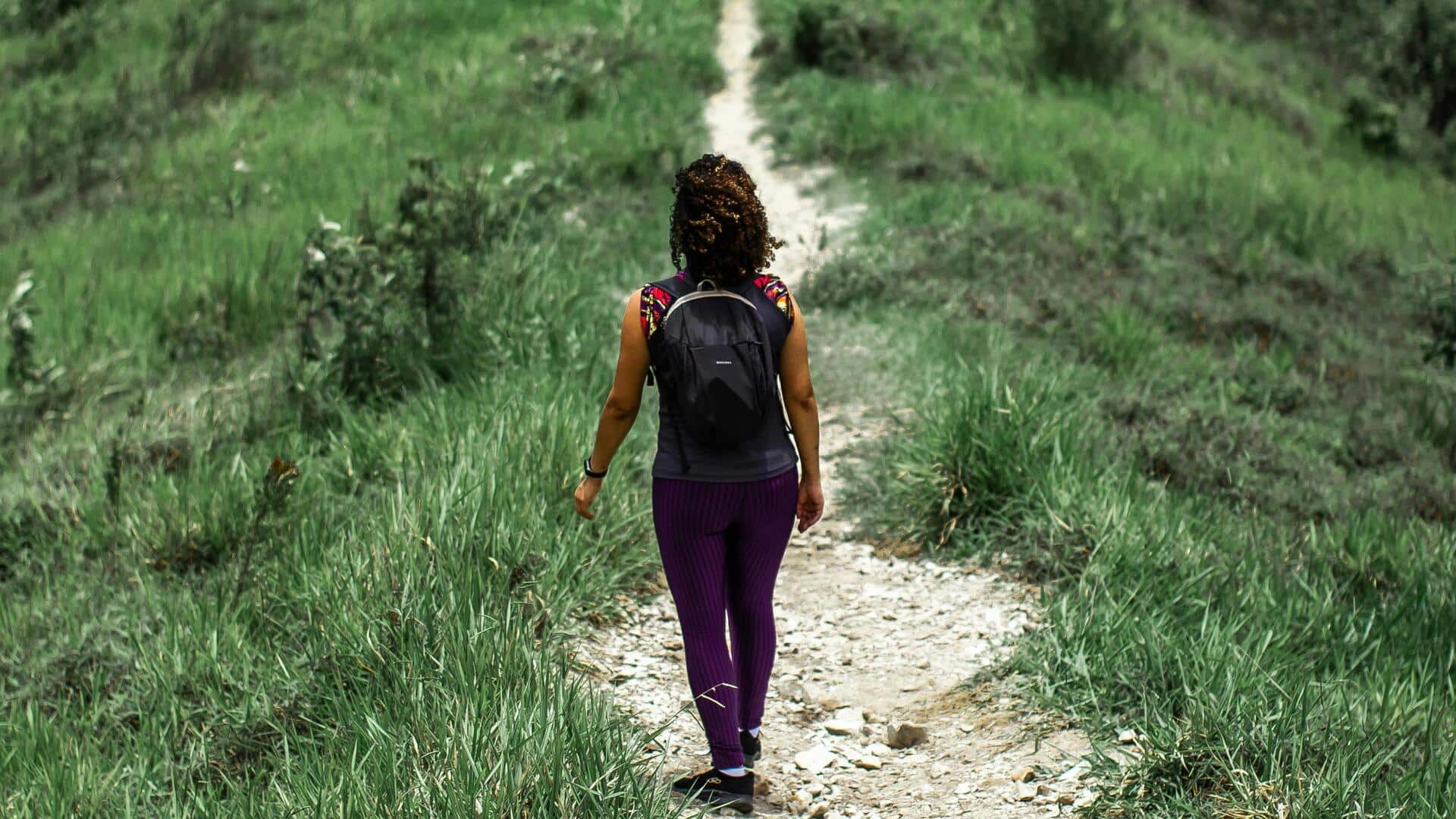 पहली बार ट्रेकिंग पर जाने वाले हैं? इन 5 चीजों को जरूर करें पैक