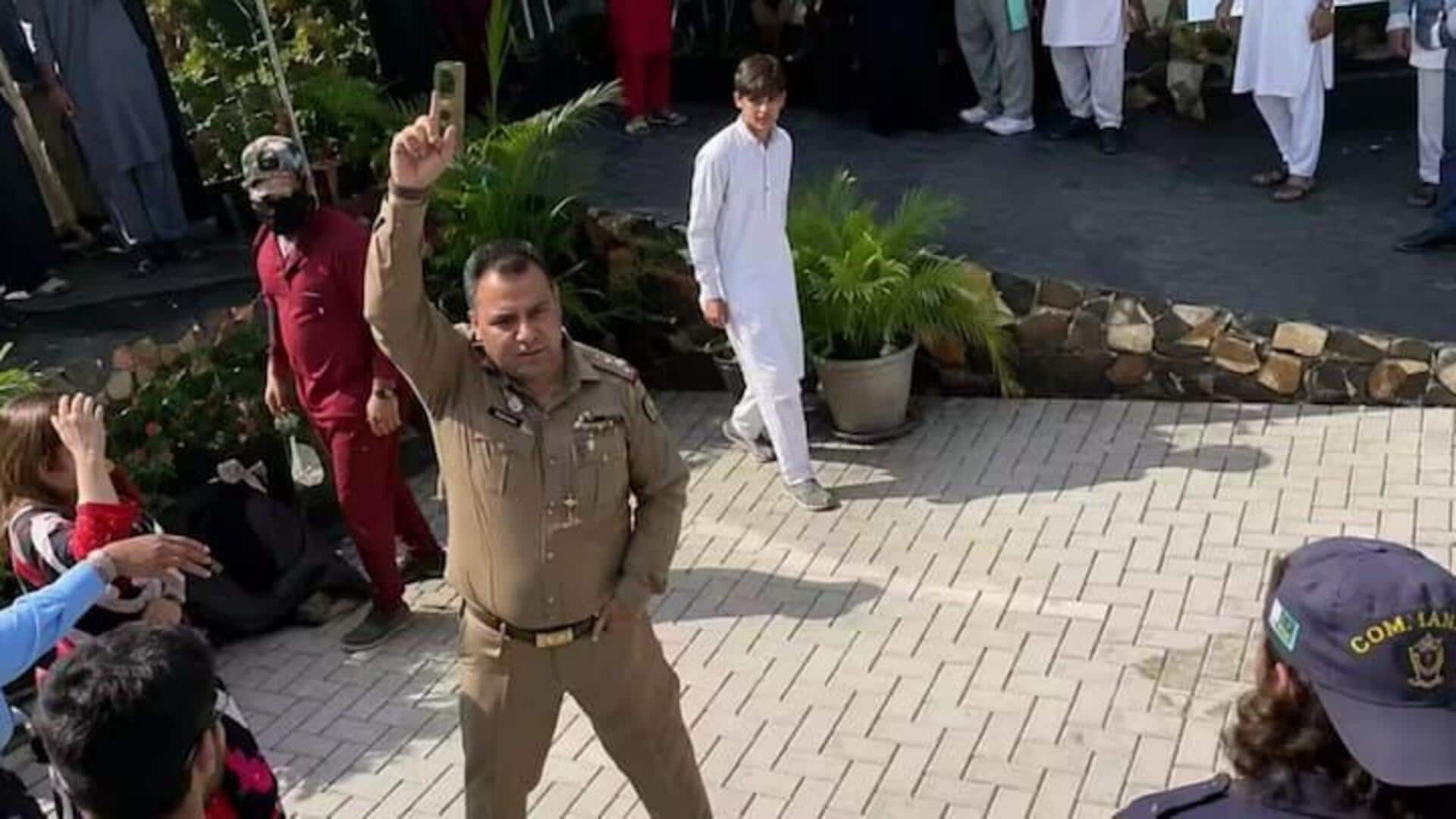 पाकिस्तान: पेशावर के विश्वविद्यालय में छात्र प्रदर्शन के दौरान सेना अधिकारी ने चलाई गोली