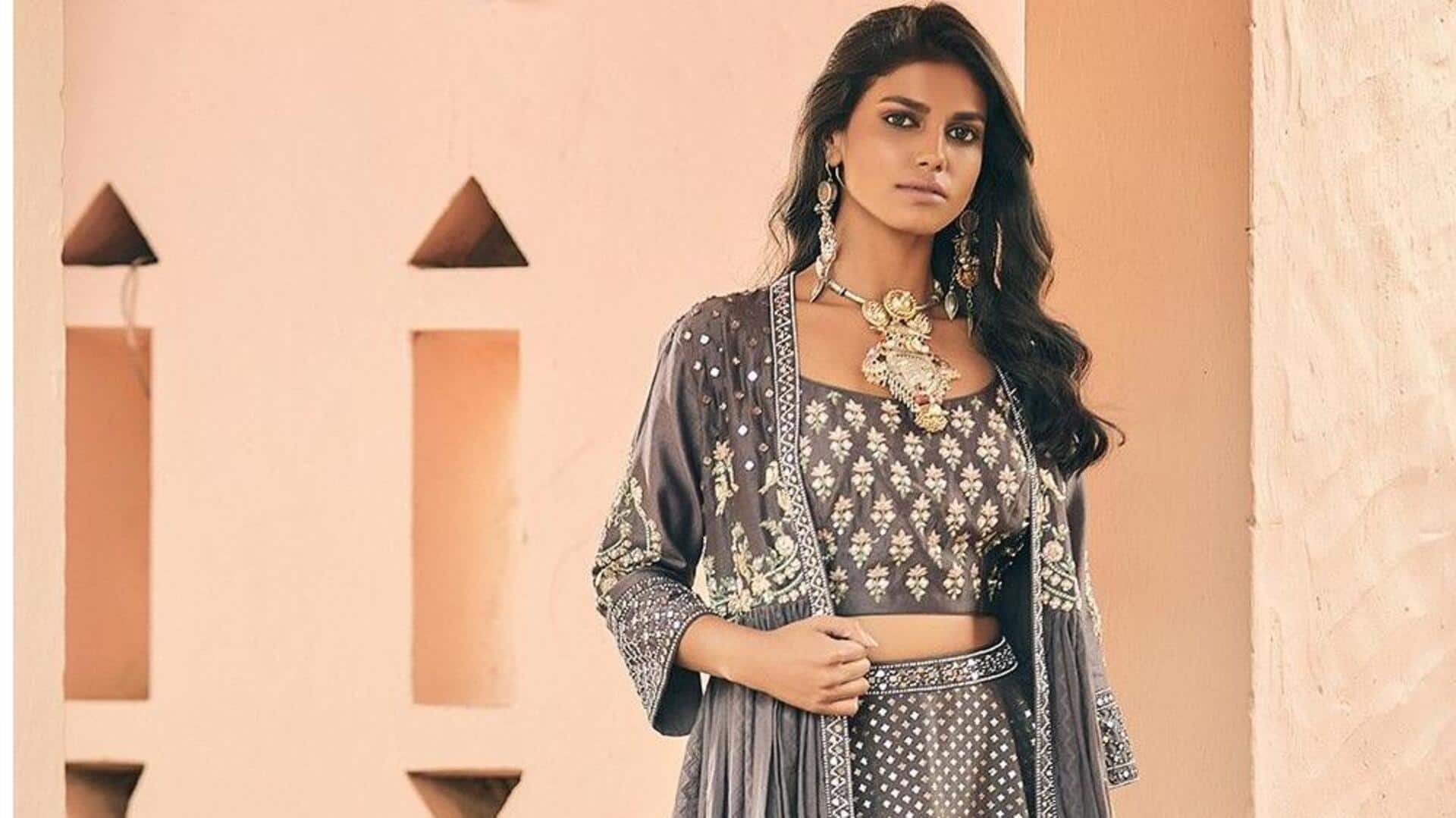 एथनिक ड्रेस को कोट के साथ स्टाइल करने के लिए अपनाएं ये तरीके