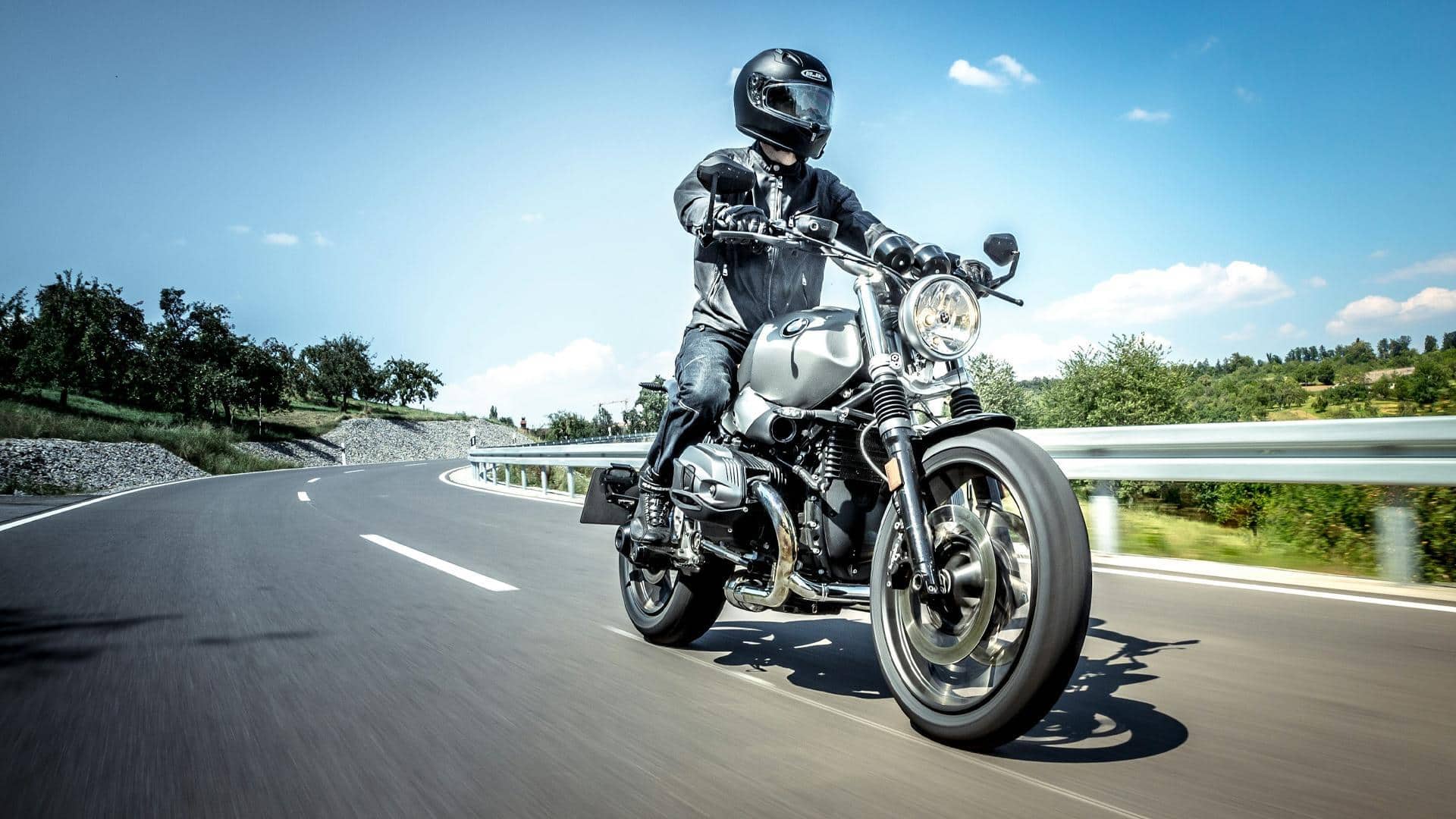 बारिश में सफेद लाइन पर ब्रेक लगाना क्यों होता है खतरनाक? 