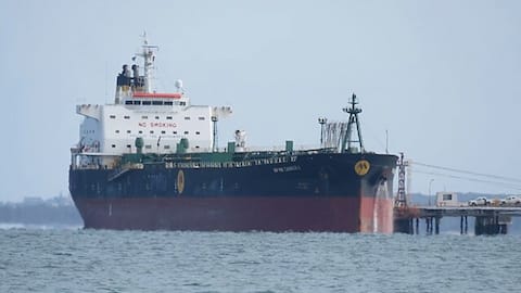 ईरान से कच्चा तेल का टैंकर भारत को संकेत देने के बाद चीन की ओर मुड़ा