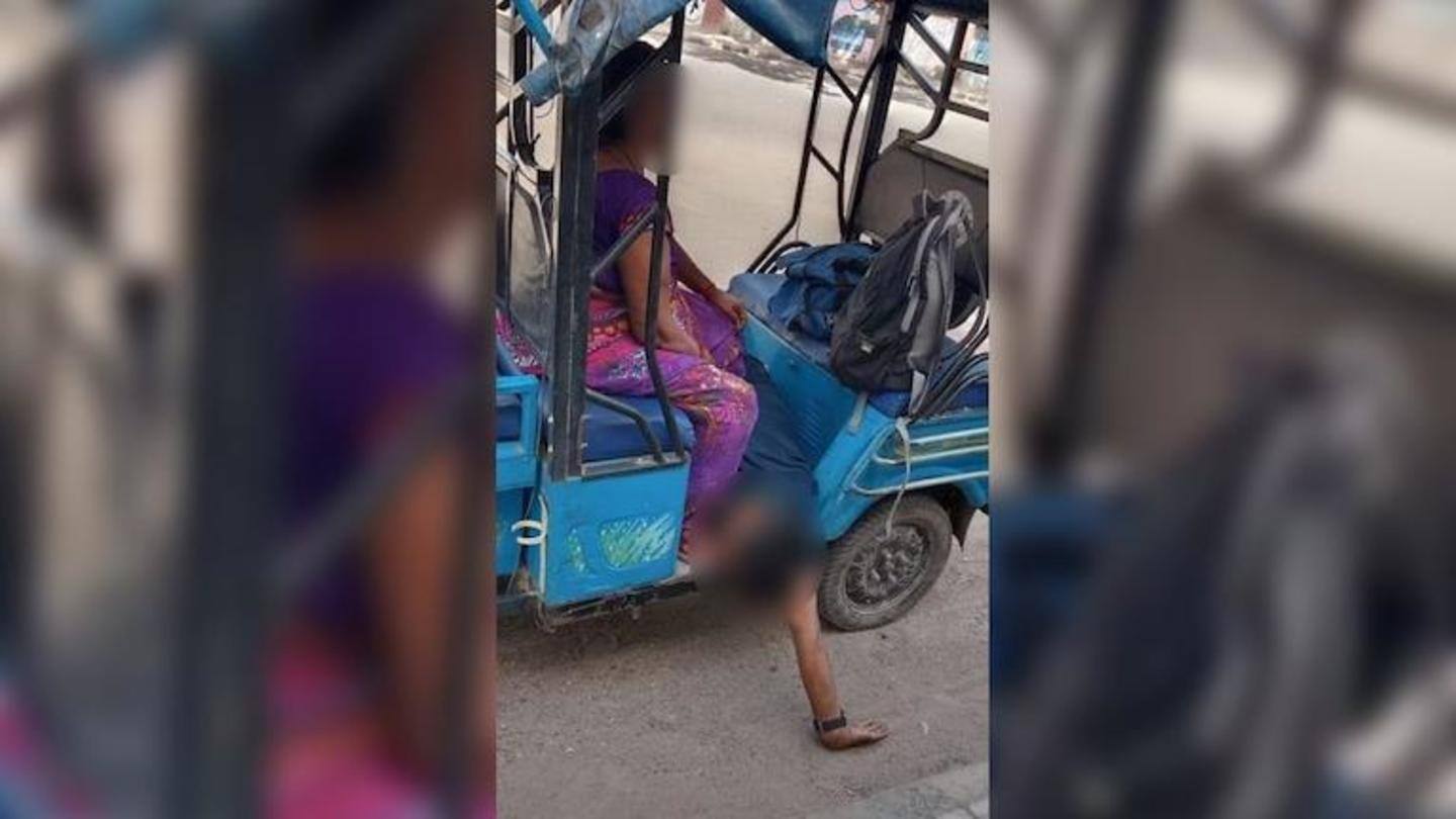 एम्बुलेंस नहीं मिलने पर शव को ई-रिक्शा में ले जाने को मजबूर हुई मां एम्बुलेंस नहीं मिलने पर शव को ई-रिक्शा में ले जाने को मजबूर हुई मां