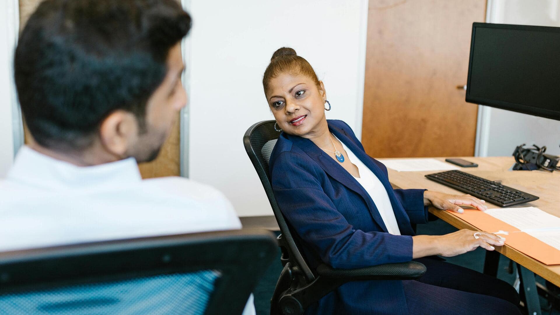 ऑफिस के लिए कपड़े खरीदते समय न करें ये 5 गलतियां, लगेंगे स्टाइलिश और आरामदायक