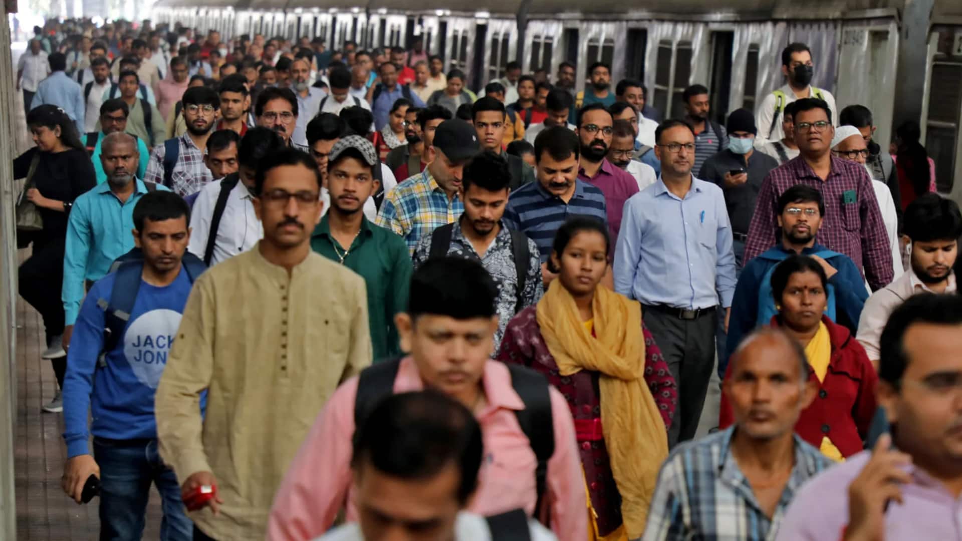 #NewsBytesExplainer: क्या बूढ़ी हो रही भारतीय आबादी, गिरती प्रजनन दर से एलन मस्क क्यों चिंतित?