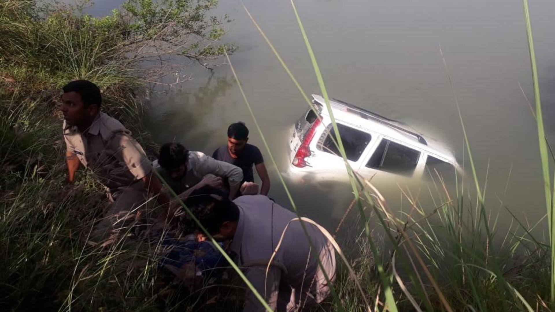 बिहार: छपरा में स्कॉर्पियों अनियंत्रित होकर 15 फीट गहरे नहर में गिरी, 5 लोगों की मौत