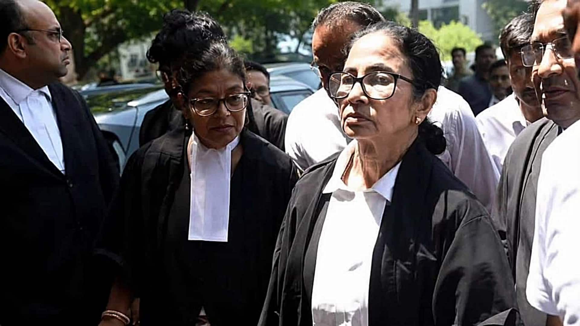 ममता बनर्जी वकील की पोशाक में कलकत्ता हाई कोर्ट पहुंचीं, चुनाव बाद हिंसा पर करेंगी बहस