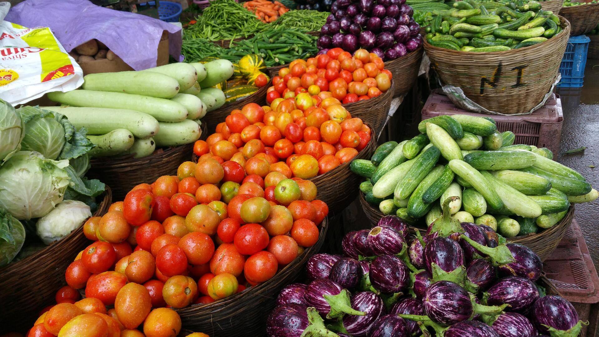 सब्जियों की कीमत ने फीका किया खाने का स्वाद, टमाटर 150 तो मिर्च 400 रुपये किलोग्राम