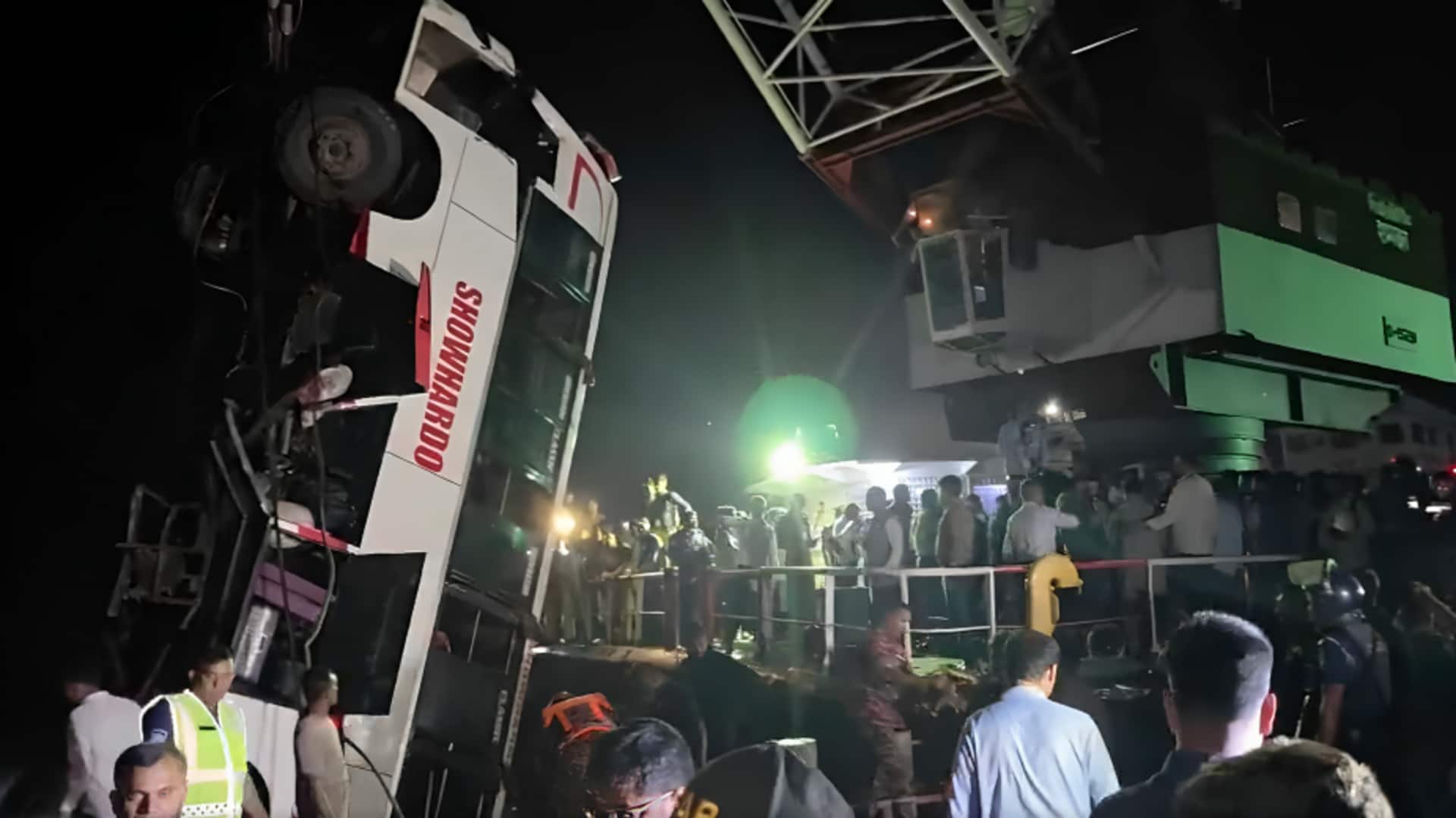 बांग्लादेश की पद्मा नदी में गिरी 50 यात्रियों से भरी बस, अब तक 23 की मौत