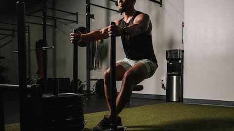 स्लेज पुश है एक बेहतरीन एक्सरसाइज, जानिए इसे करने का तरीका और अन्य जरूरी बातें