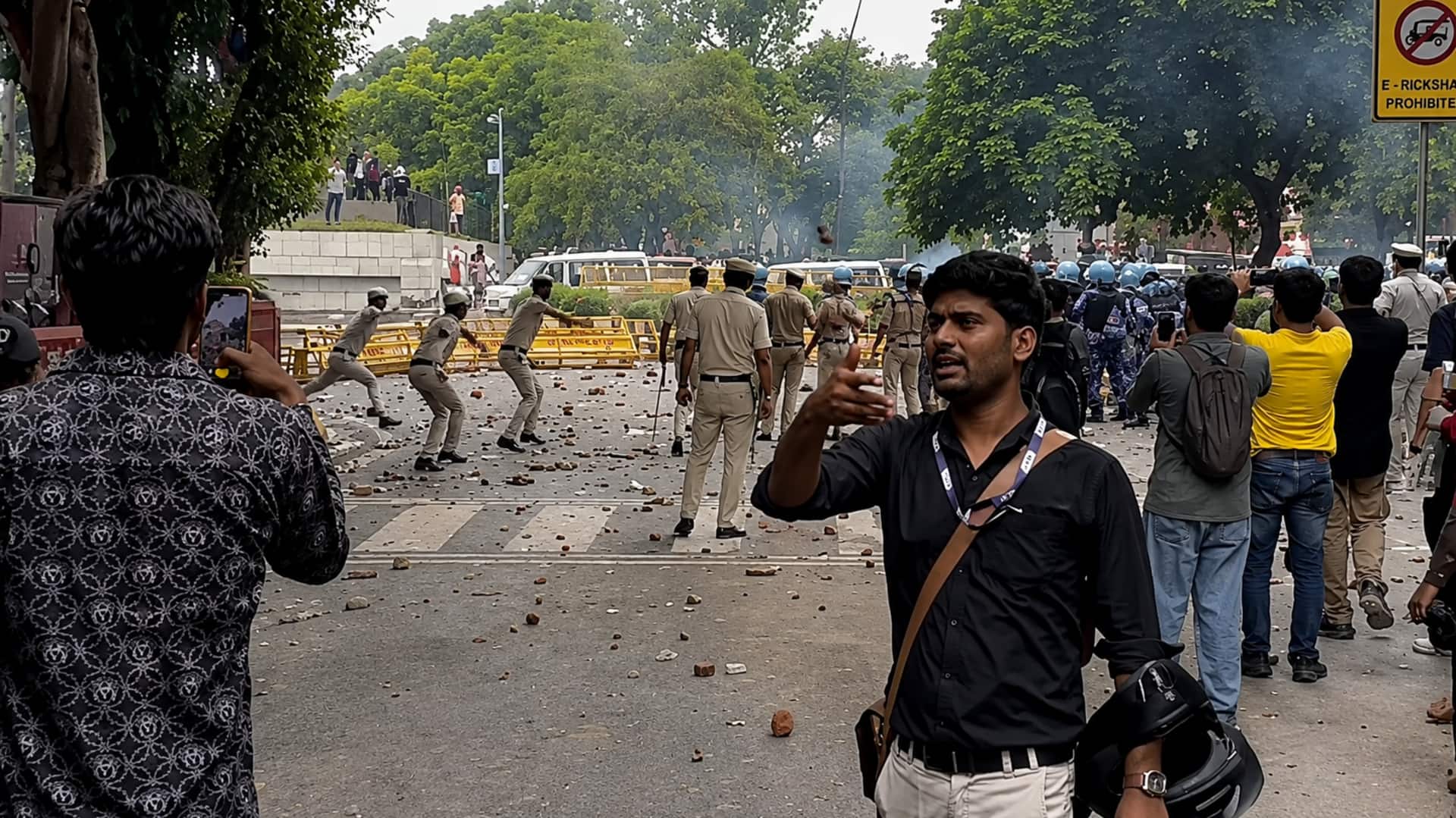 दिल्ली में पत्थरबाज बनी पुलिस? संसद जा रहे प्रदर्शनकारियों पर पथराव का वीडियो आया सामने