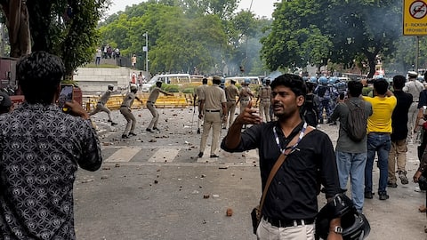 दिल्ली में पत्थरबाज बनी पुलिस? संसद जा रहे प्रदर्शनकारियों पर पथराव का वीडियो आया सामने