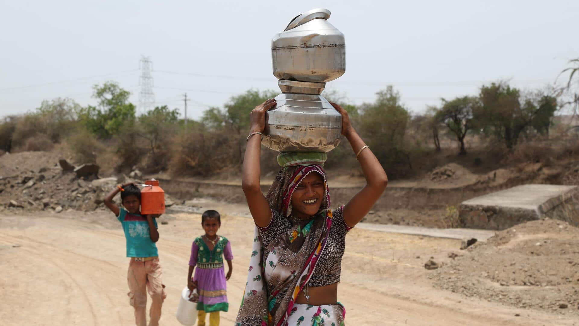 उत्तर प्रदेश: झांसी की दलित बस्ती में पानी के लिए हाहाकार, दोपहर में भी लगी लाइन