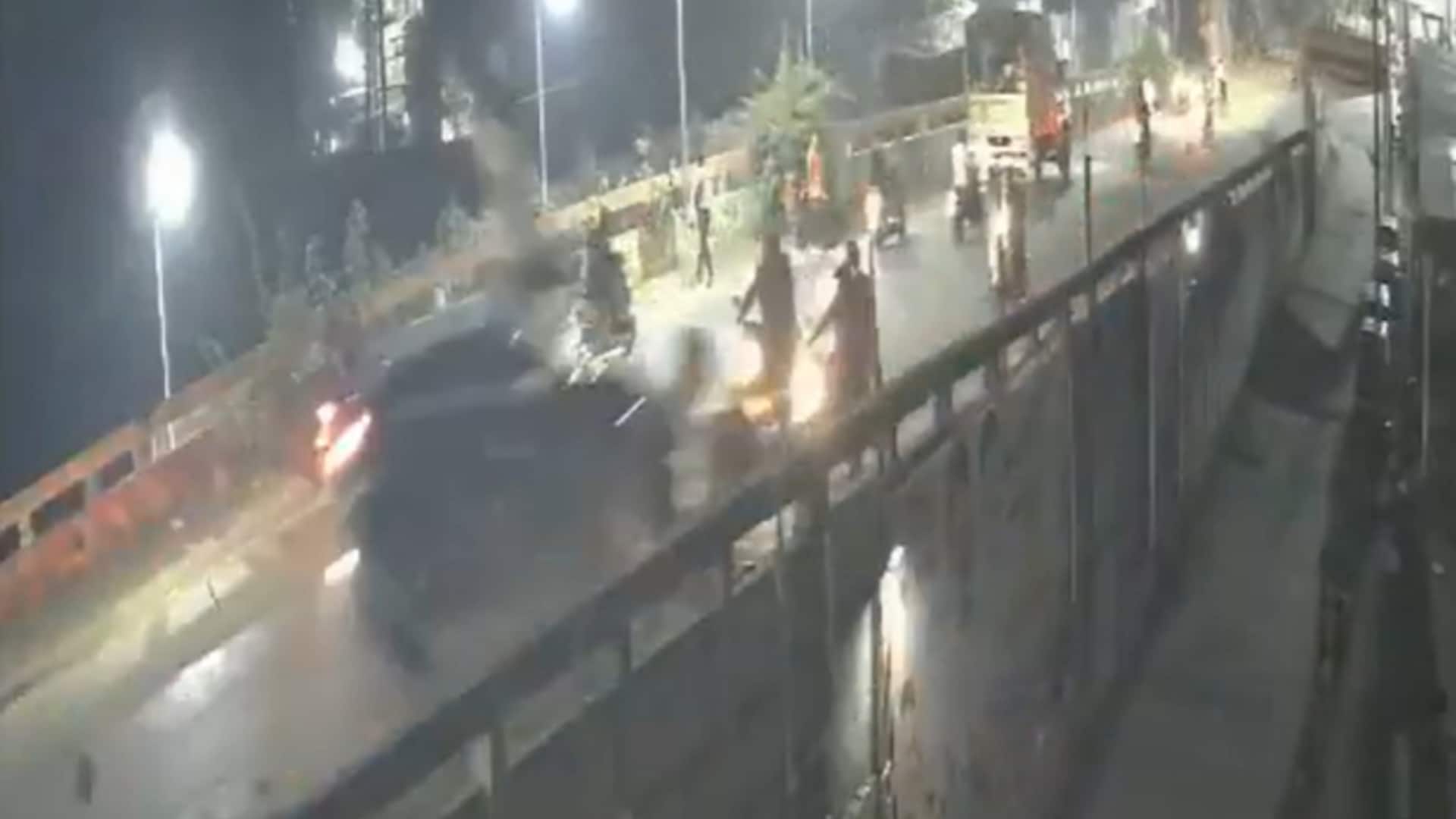 महाराष्ट्र: चलती कार में ड्राइवर को आया हार्ट अटैक, कई वाहनों को टक्कर मारी, 4 मौत