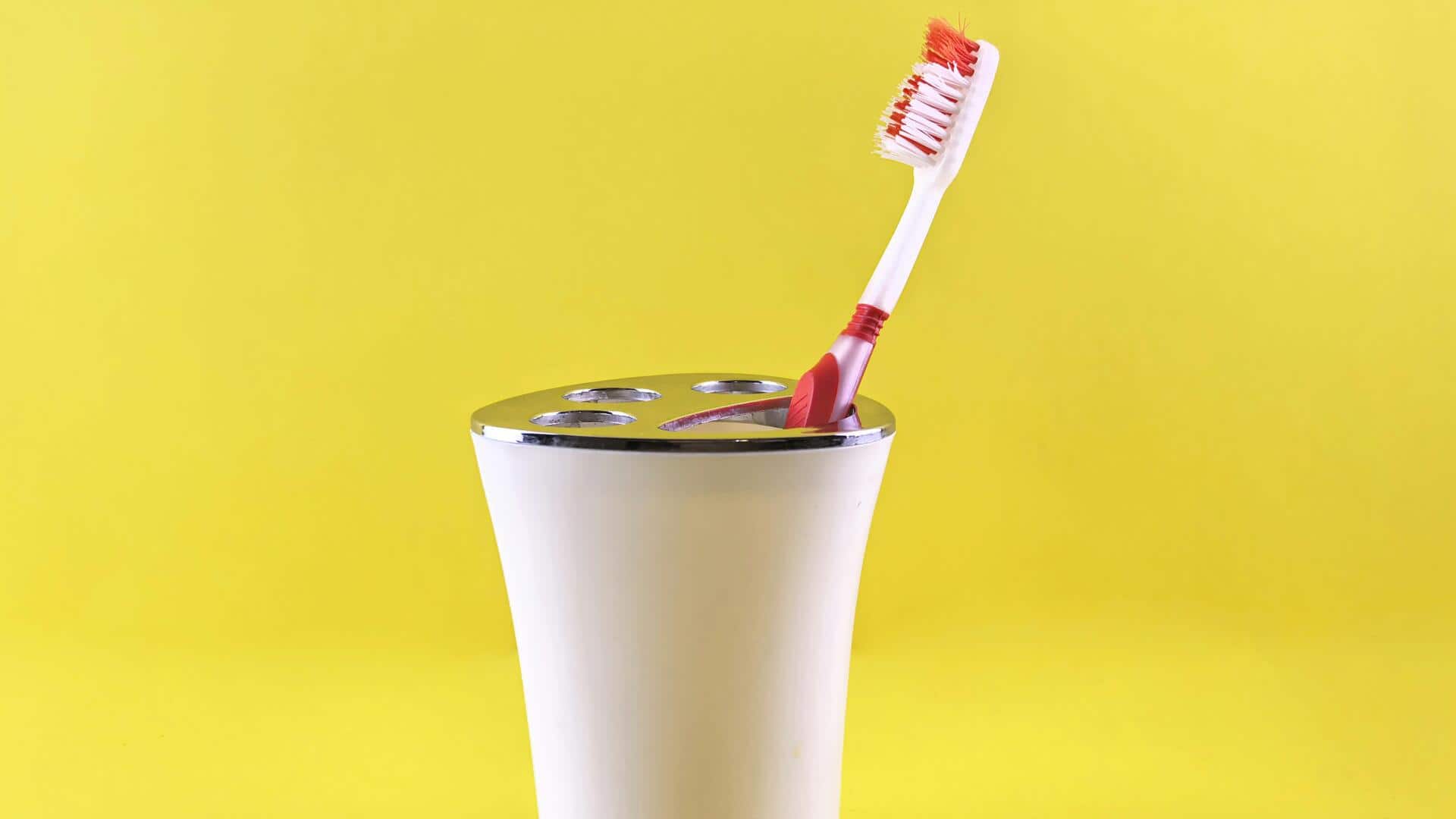 मुंह की सफाई से जुड़ी इन 5 गलतियों से बचें, दांतों की सेहत रहेगी बेहतर