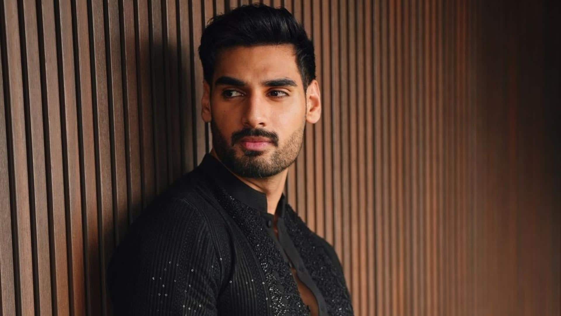 अहान शेट्टी ने अब ख्याति मदान से मिलाया हाथ, दर्शकों को डराने को तैयार अभिनेता अहान शेट्टी ने अब ख्याति मदान से मिलाया हाथ, दर्शकों को डराने को तैयार अभिनेता