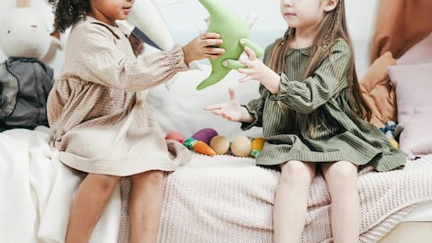 आपका बच्चा लोगों के साथ चीजें नहीं बांटता? शेयरिंग सिखाने के लिए अपनाएं ये टिप्स