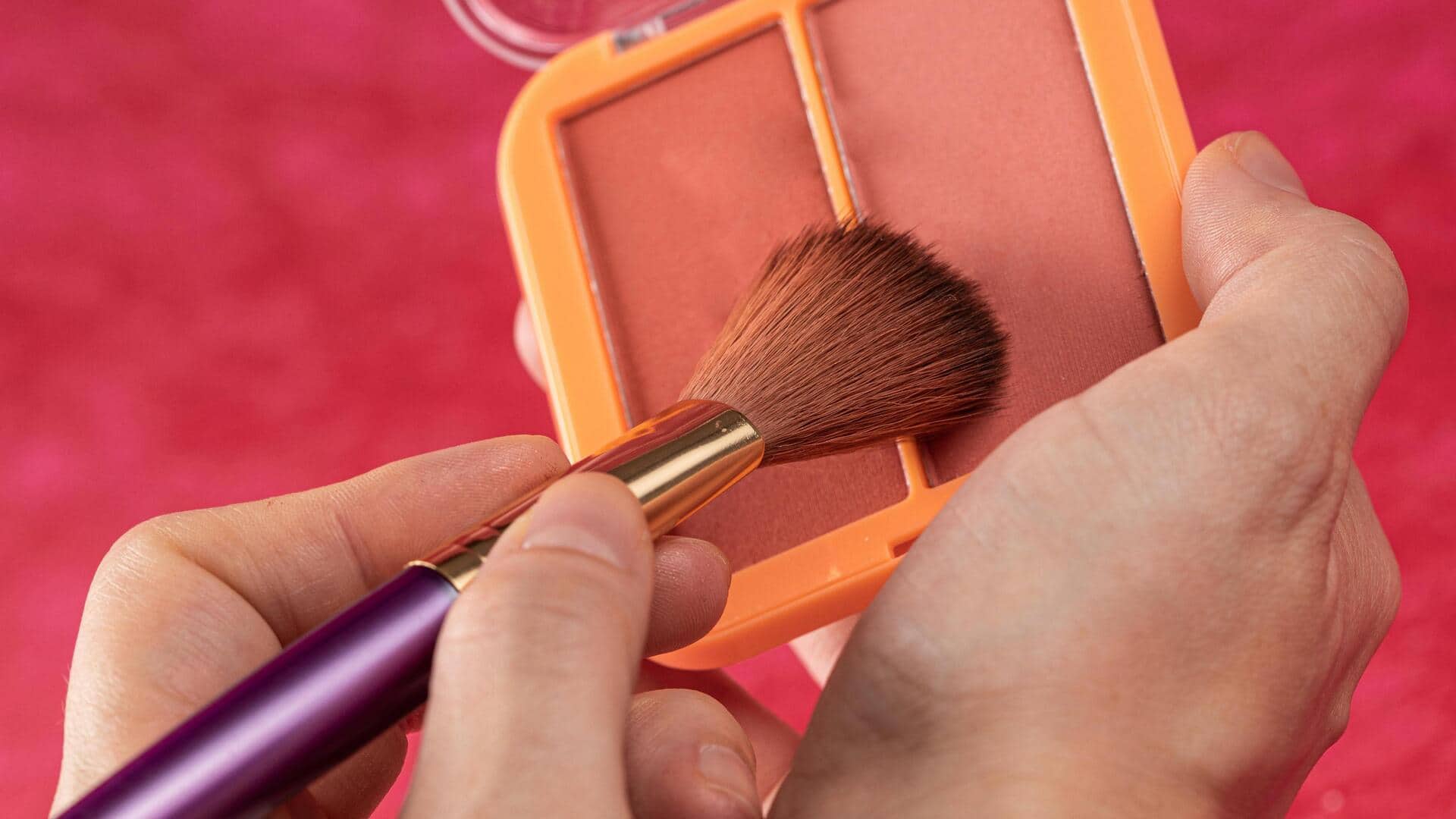 ब्लश लगाते समय न करें ये 5 गलतियां, बिगड़ सकता है पूरा लुक