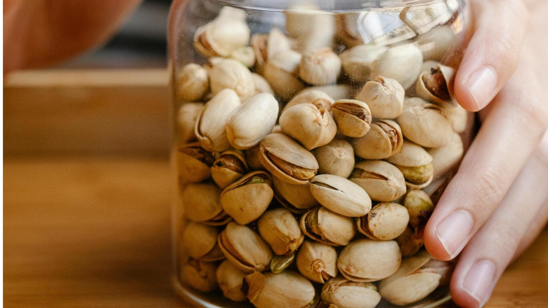 पिस्ता खाना है फायदेमंद, लेकिन भूल से भी न करें ये 5 गलतियां