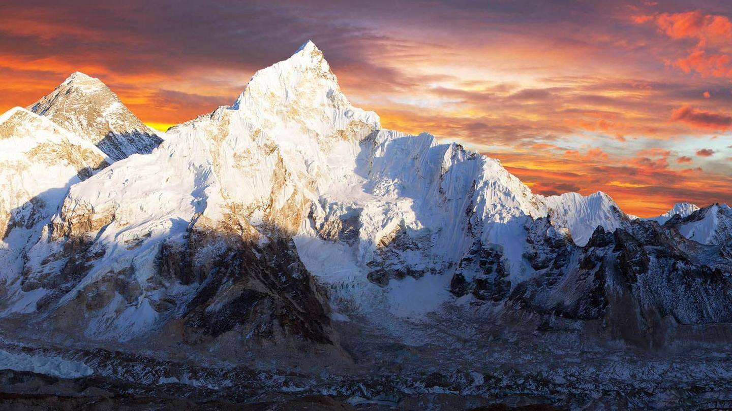 एक साल बाद पर्वतारोहियों के लिए खुला है एवरेस्ट एक साल बाद पर्वतारोहियों के लिए खुला है एवरेस्ट