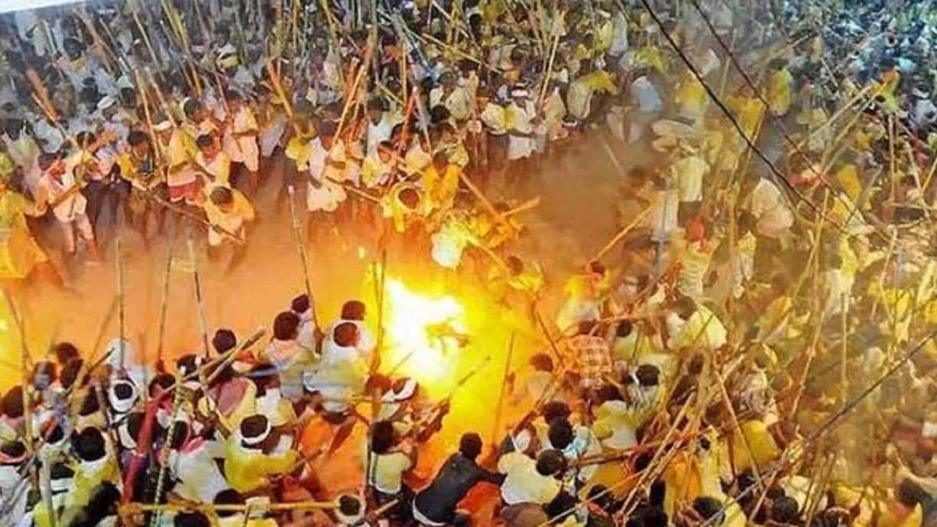 आग फेंकने से सिर पर लाठी मारने तक, ये हैं भारतीय त्योहारों की कुछ अजीब परंपराएं 